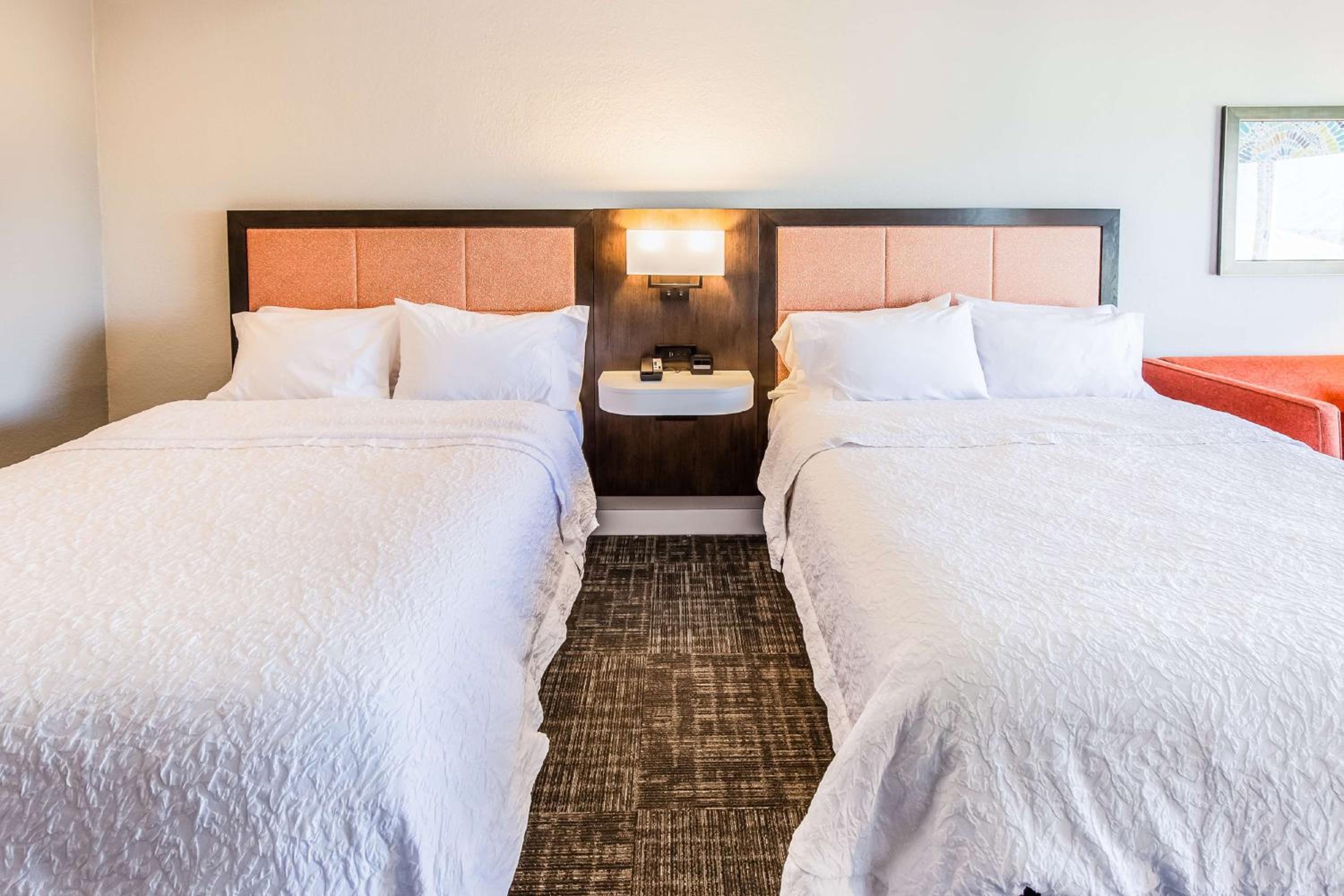 Queen Room with Two Queen Beds - Inland View - Photo 5