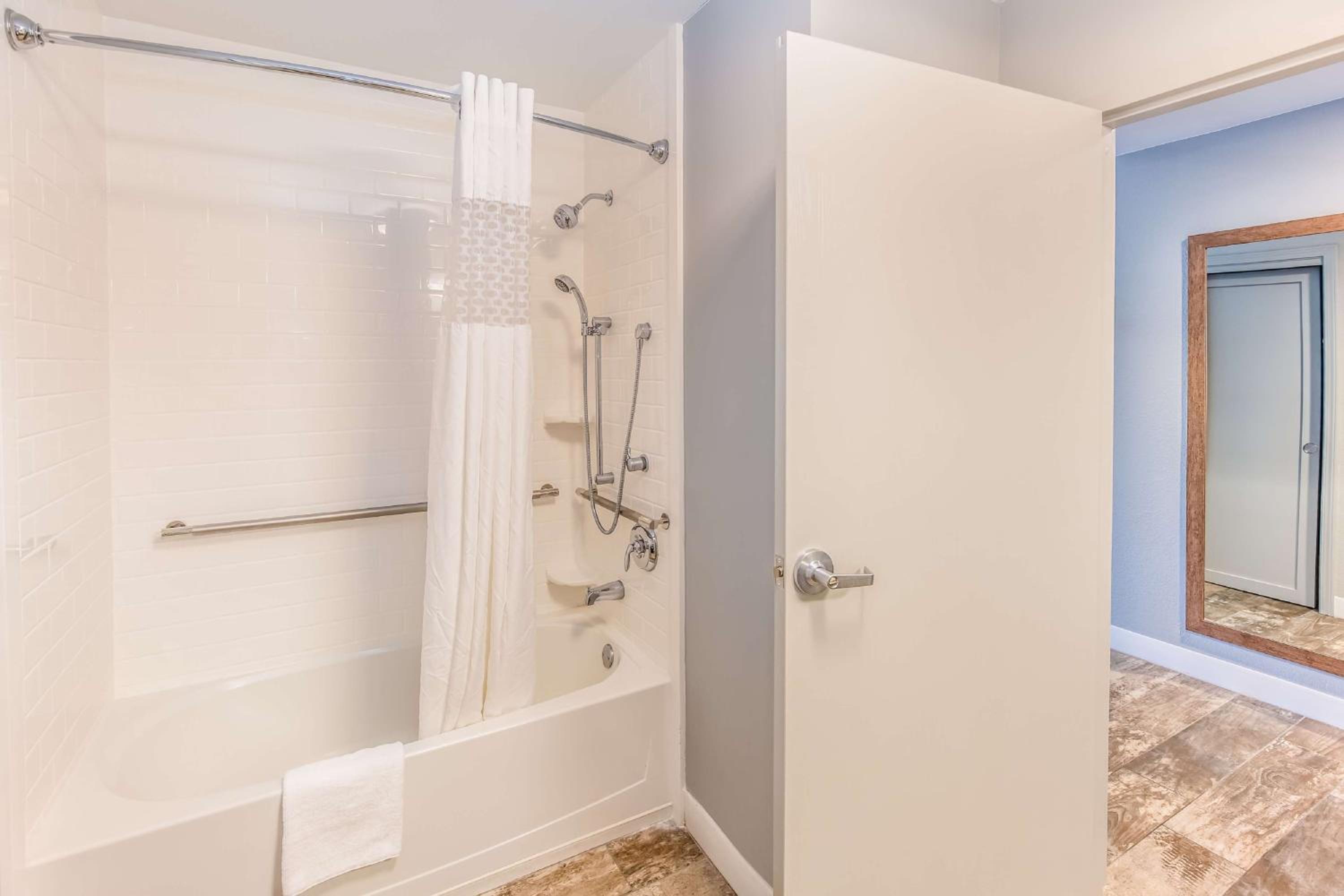 King Room Disability Access with Tub - Inland View - Photo 2