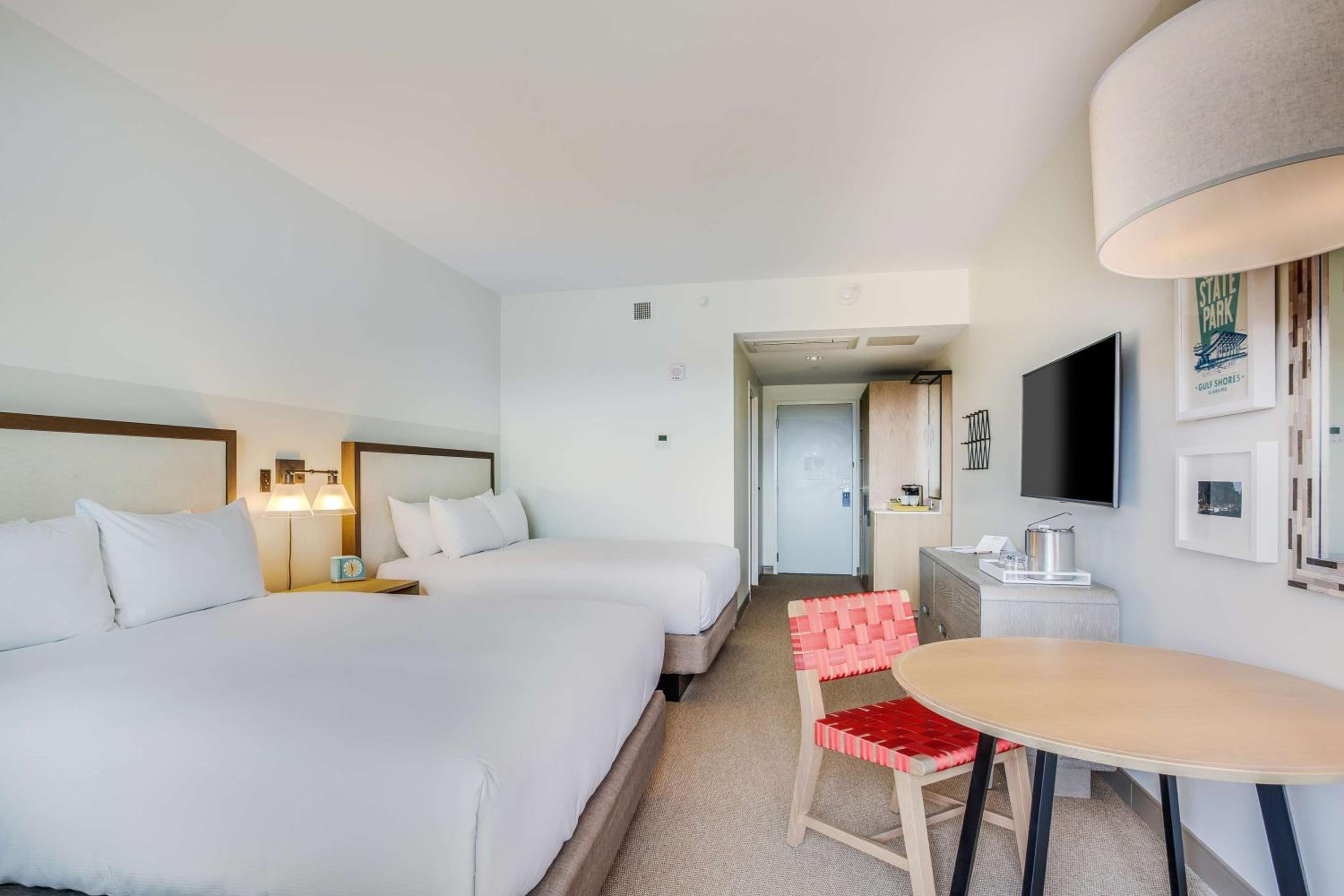 Queen Room with Two Queen Beds and Balcony photo 2