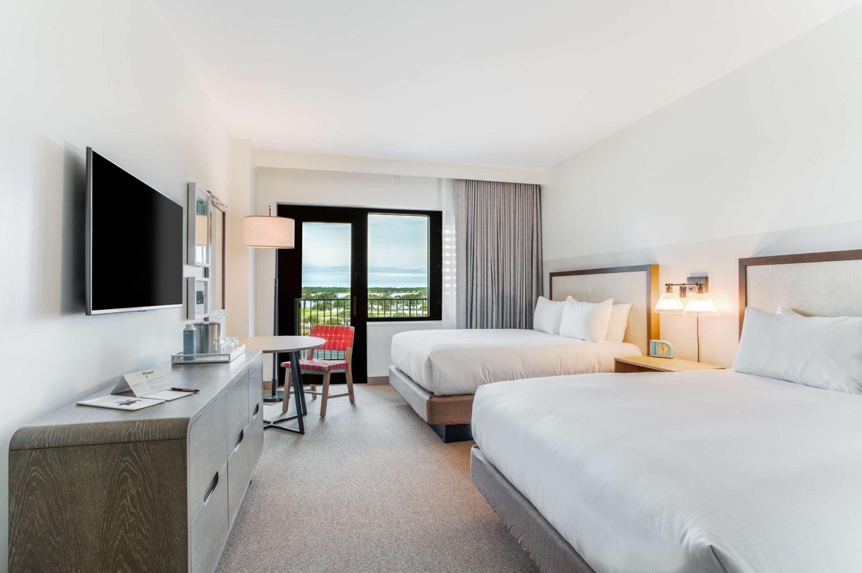 Queen Room with Two Queen Beds and Balcony photo 3