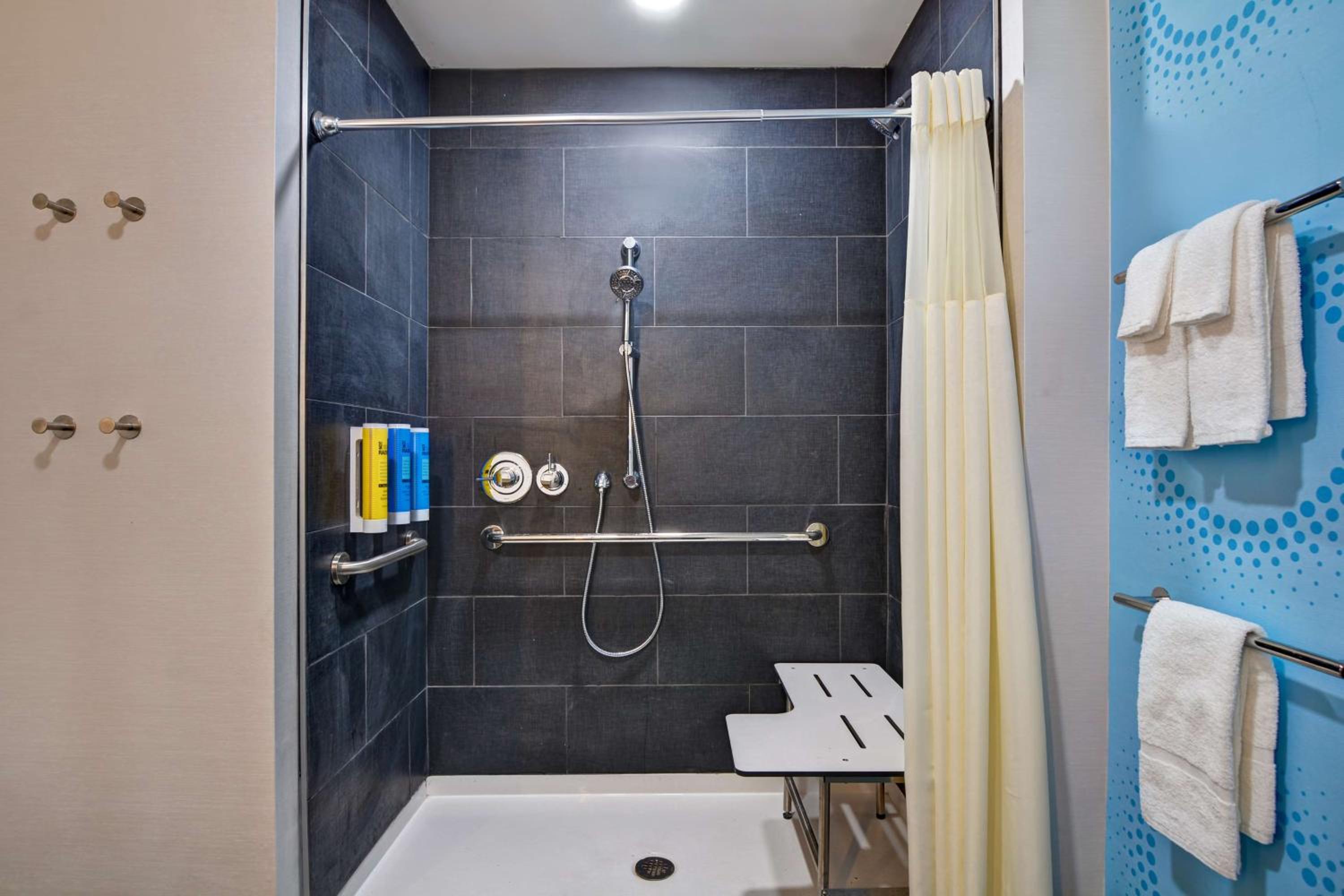 King Room with Bath Tub - Mobility Access photo 2