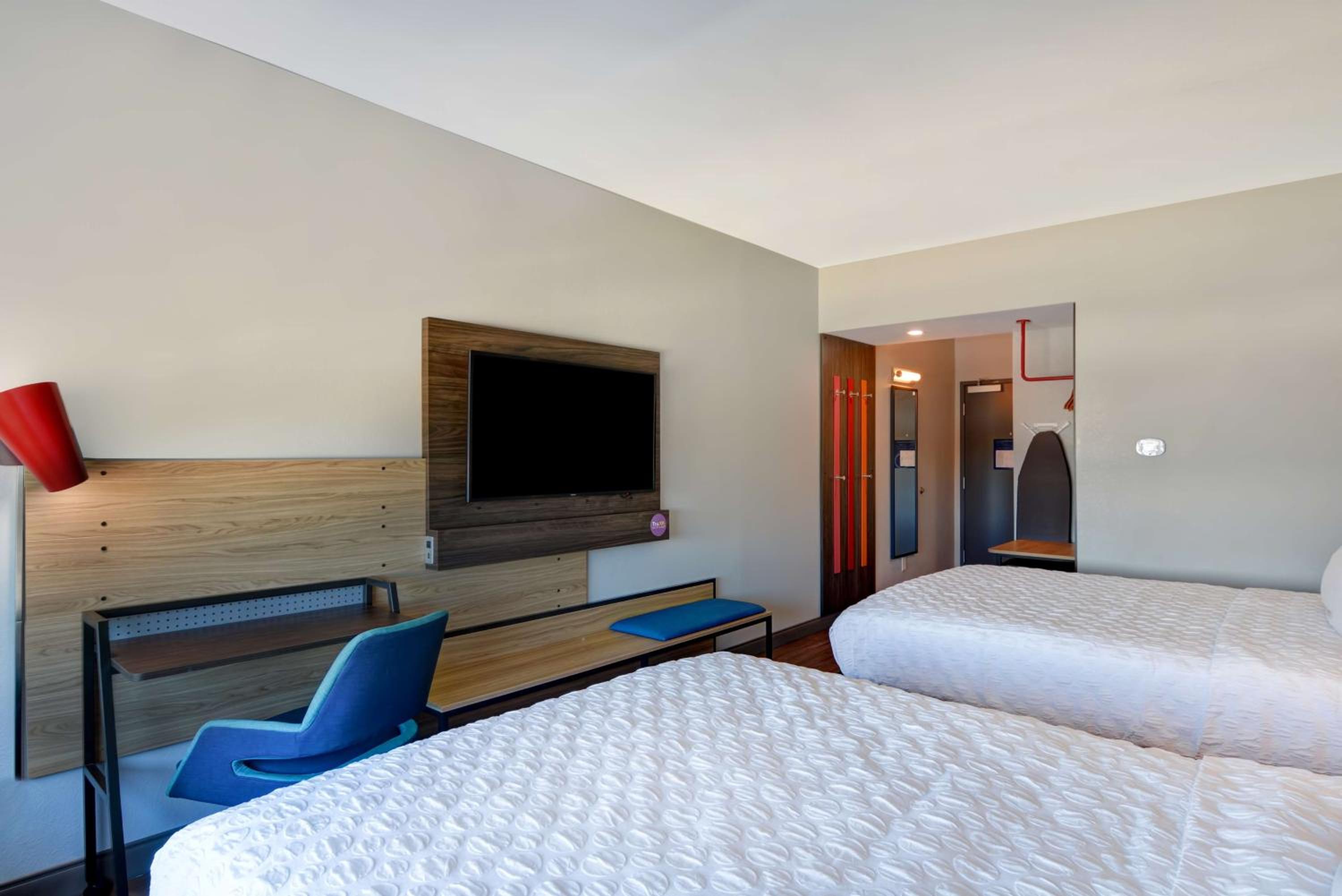 Queen Room with Two Queen Beds - Mobility Access photo 2