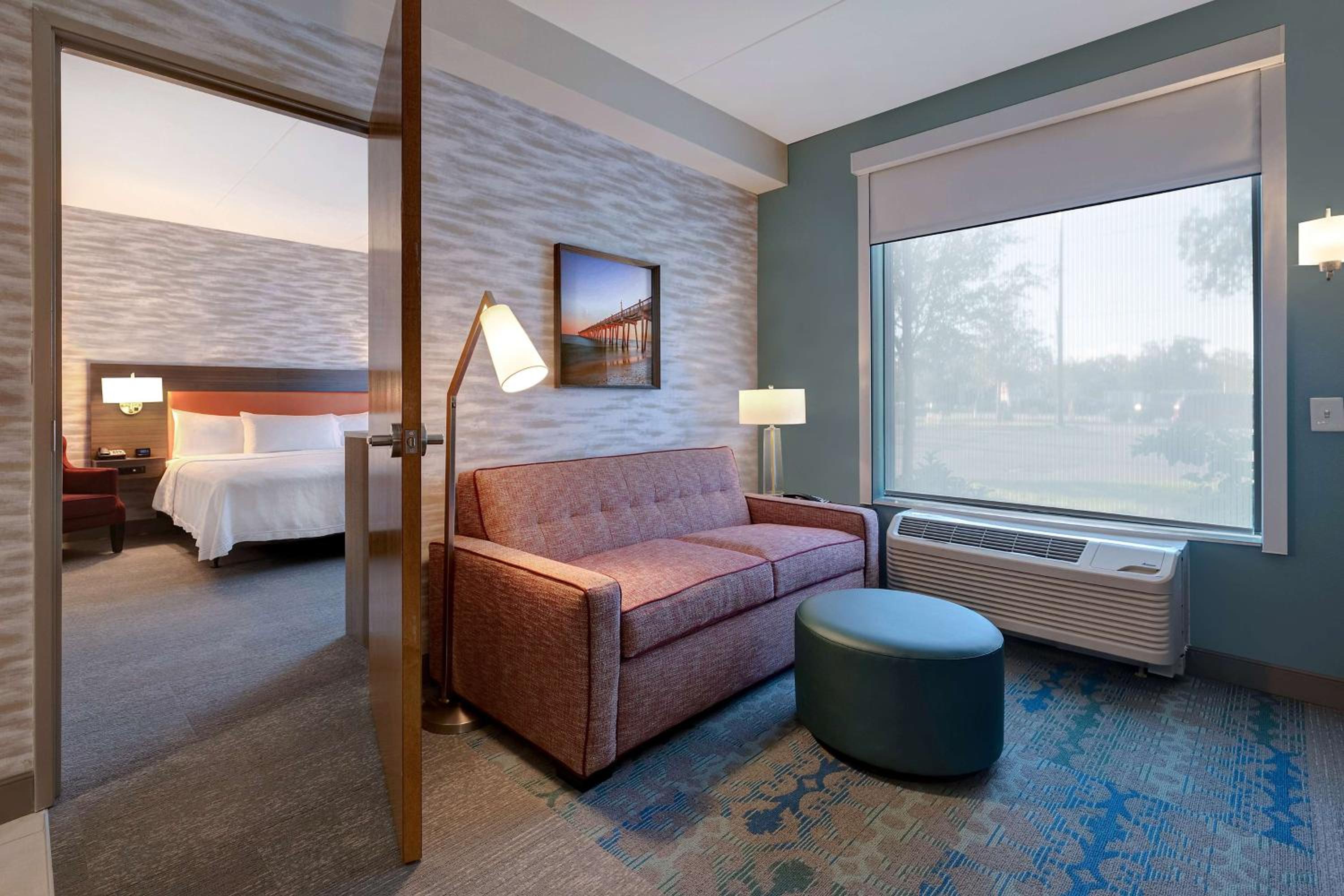 Queen Suite with Roll-In Shower - Mobility and Hearing Access/Non-Smoking - Photo 2