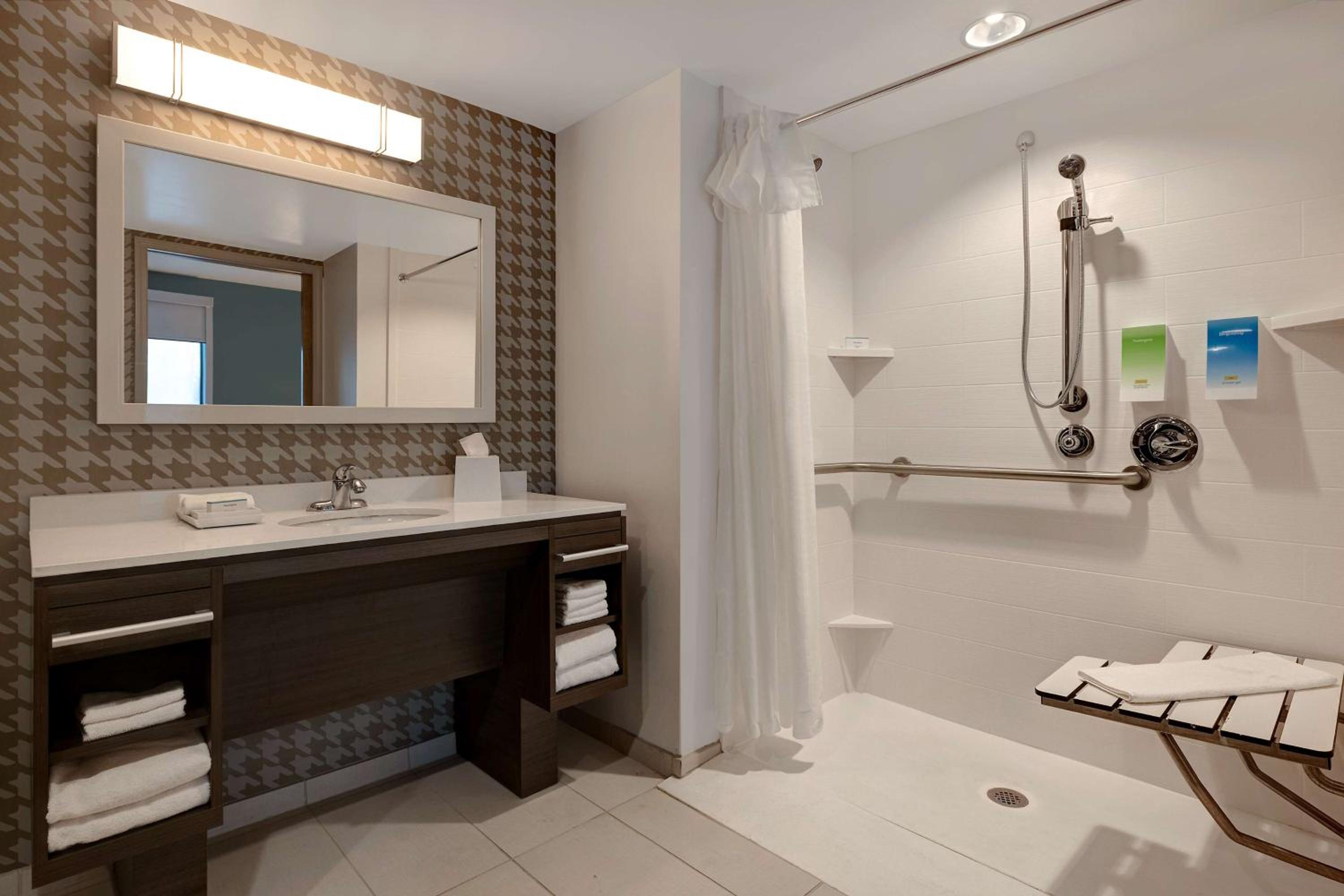 Queen Suite with Roll-In Shower - Mobility and Hearing Access/Non-Smoking - Photo 6