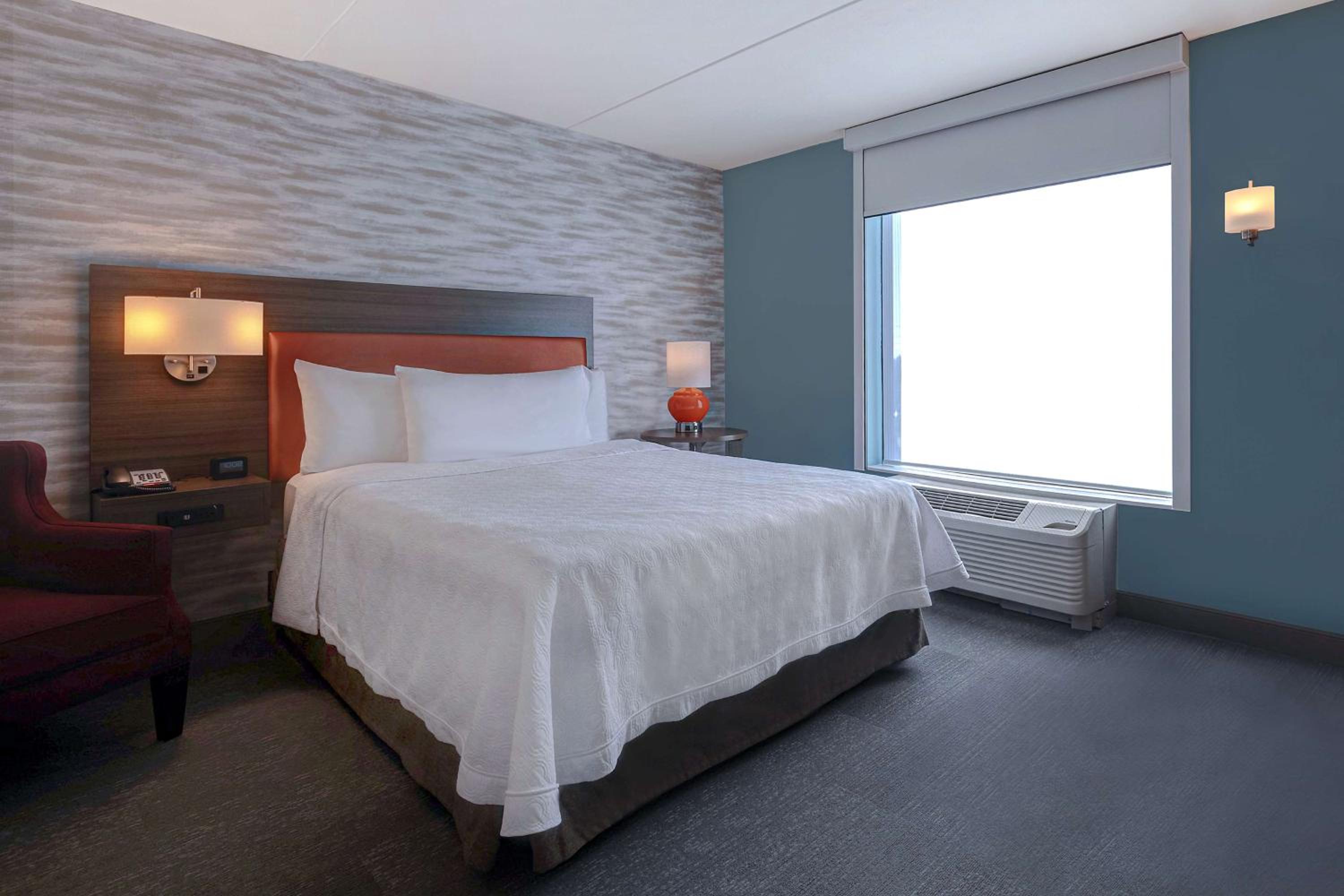 Queen Suite with Roll-In Shower - Mobility and Hearing Access/Non-Smoking - Photo 3