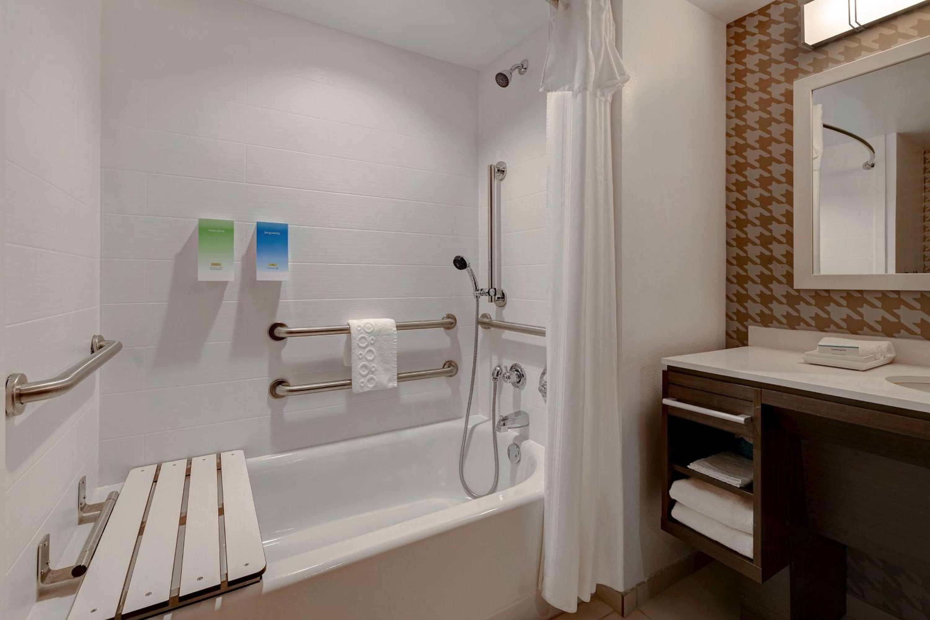 Queen Studio with Two Queen Beds - Mobility and Hearing Access/Non-Smoking - Photo 4