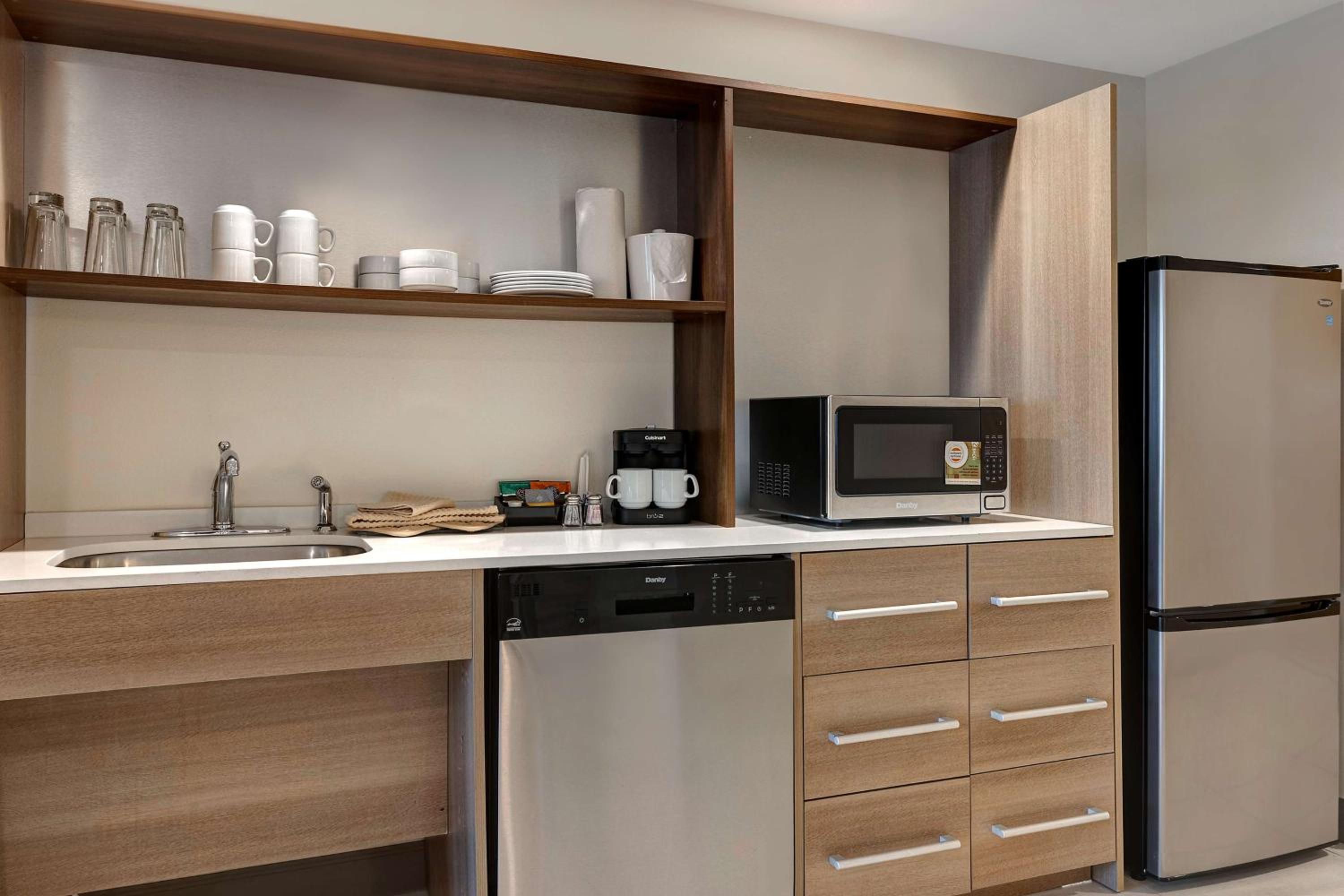 Queen Suite with Roll-In Shower - Mobility and Hearing Access/Non-Smoking - Photo 4