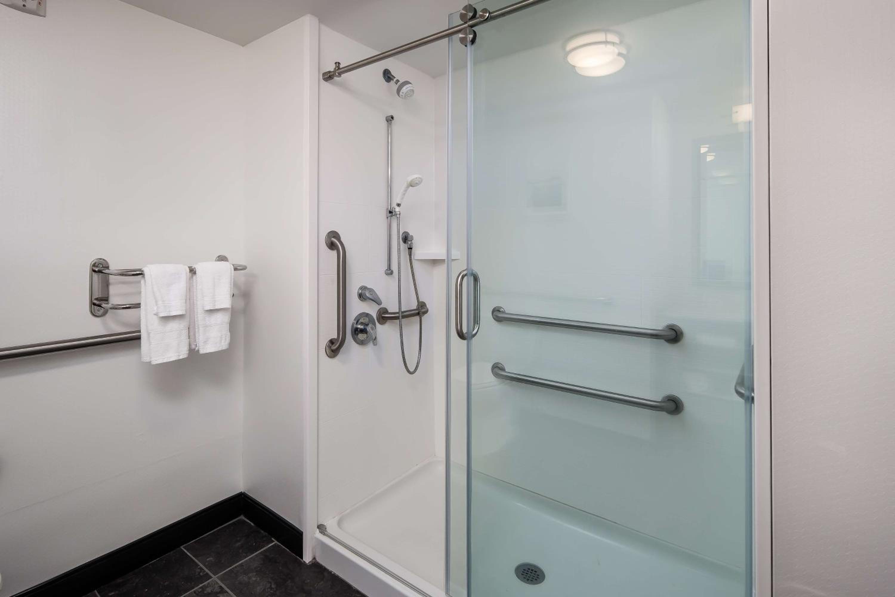 King Room Mobility and Hearing Access/Non-Smoking - Photo 3