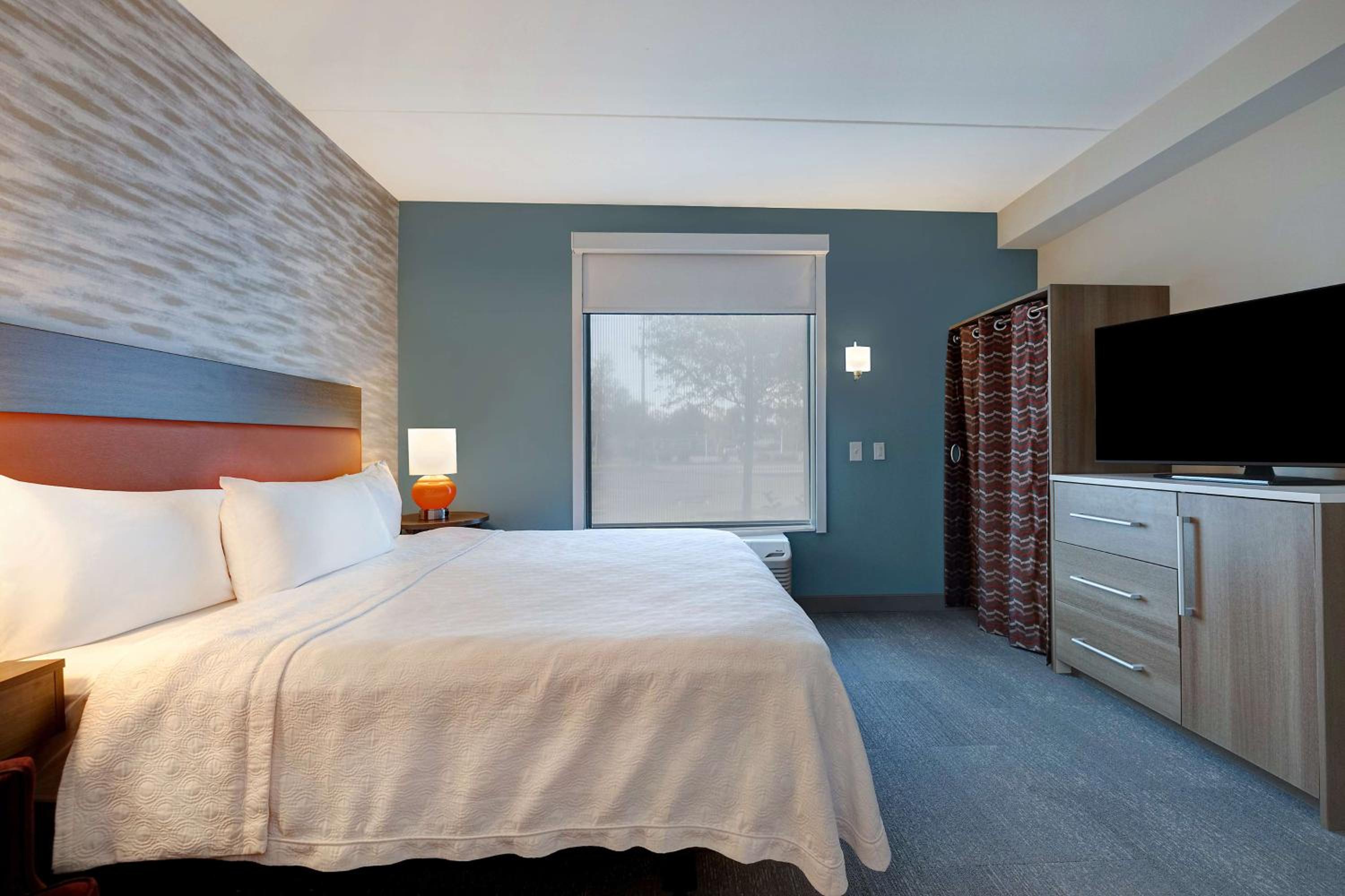 Queen Suite with Roll-In Shower - Mobility and Hearing Access/Non-Smoking - Photo 5