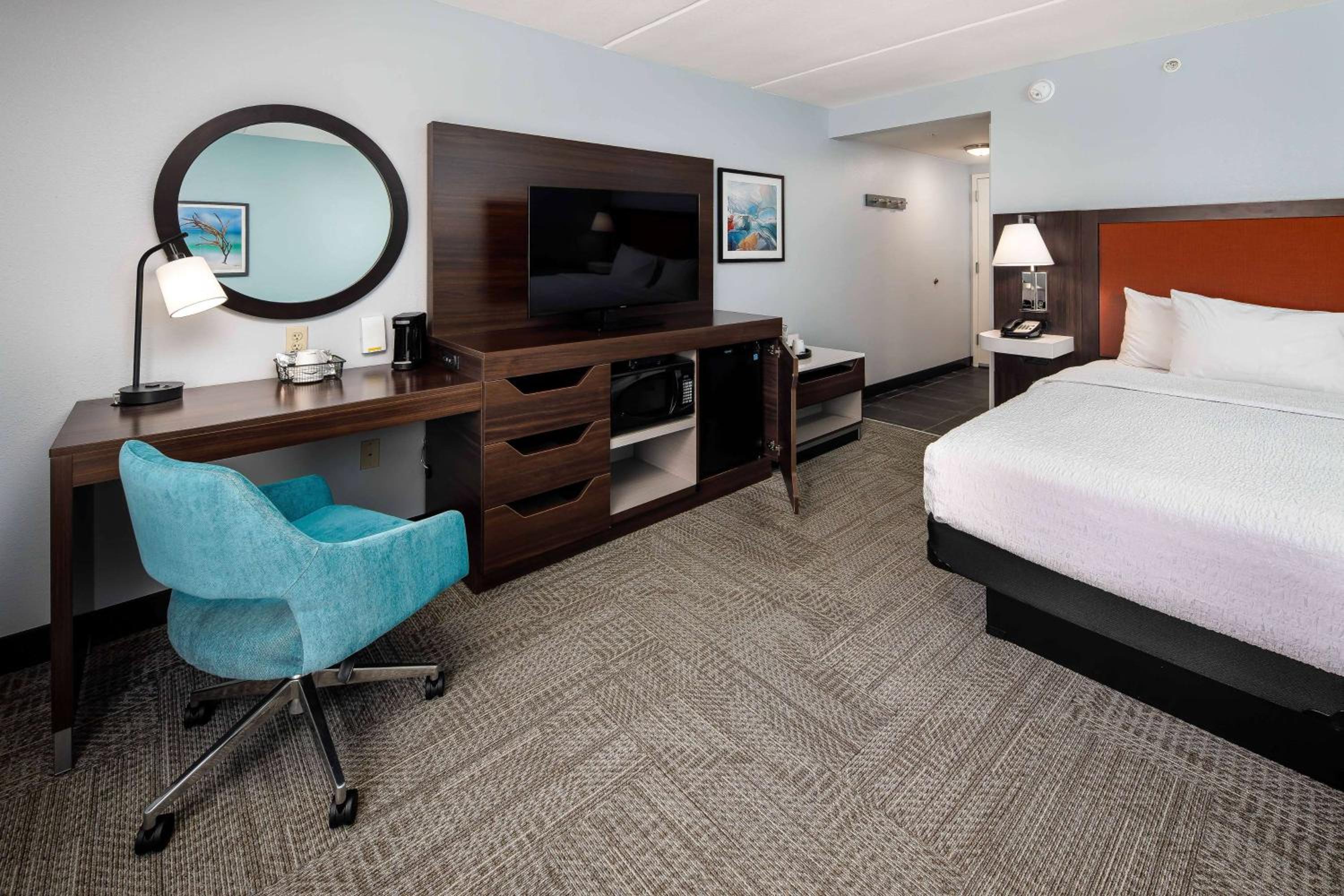 King Room with King Bed - Non-Smoking - Photo 2
