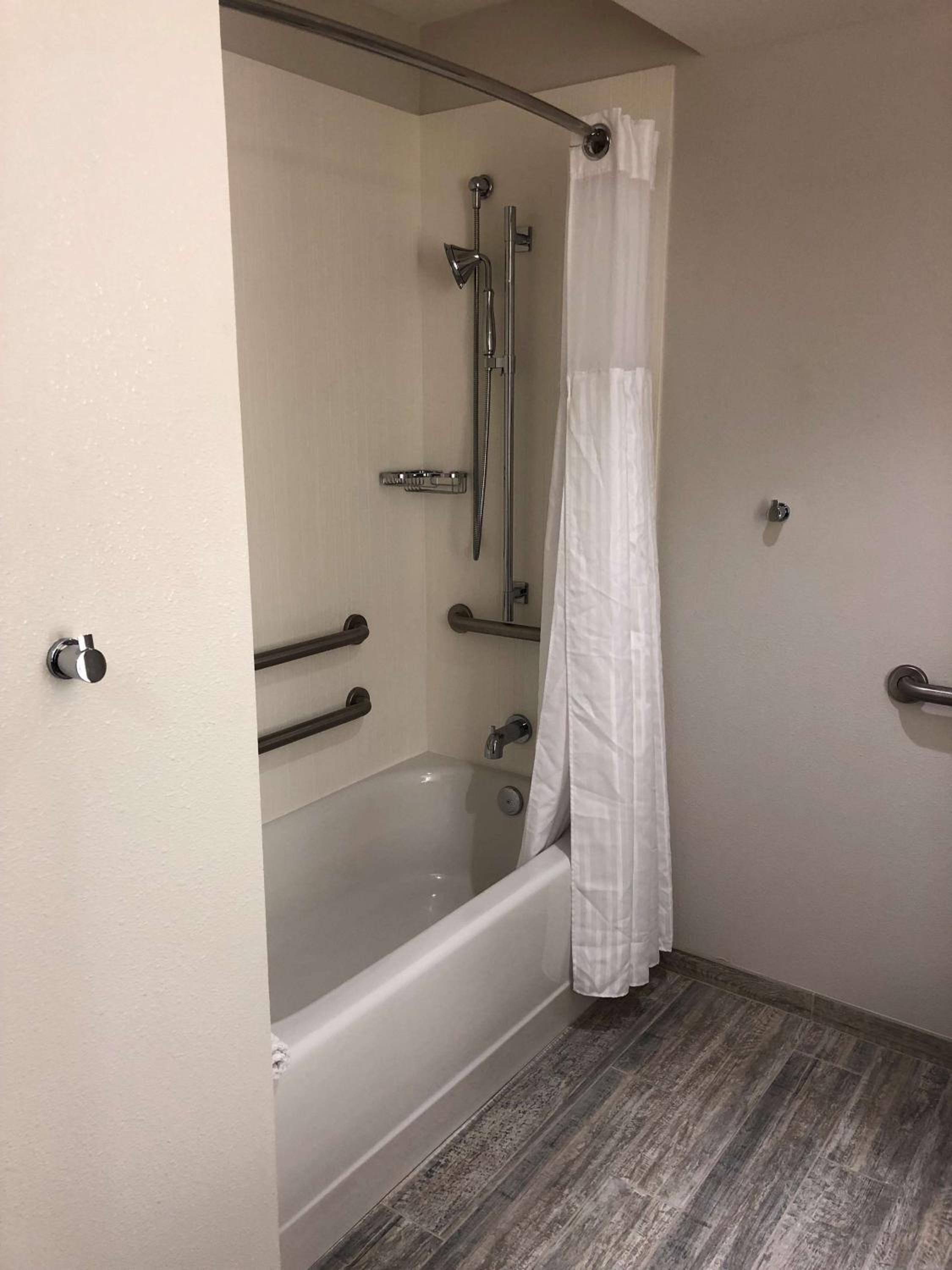 King Room - Mobility Accessible  - Photo 3