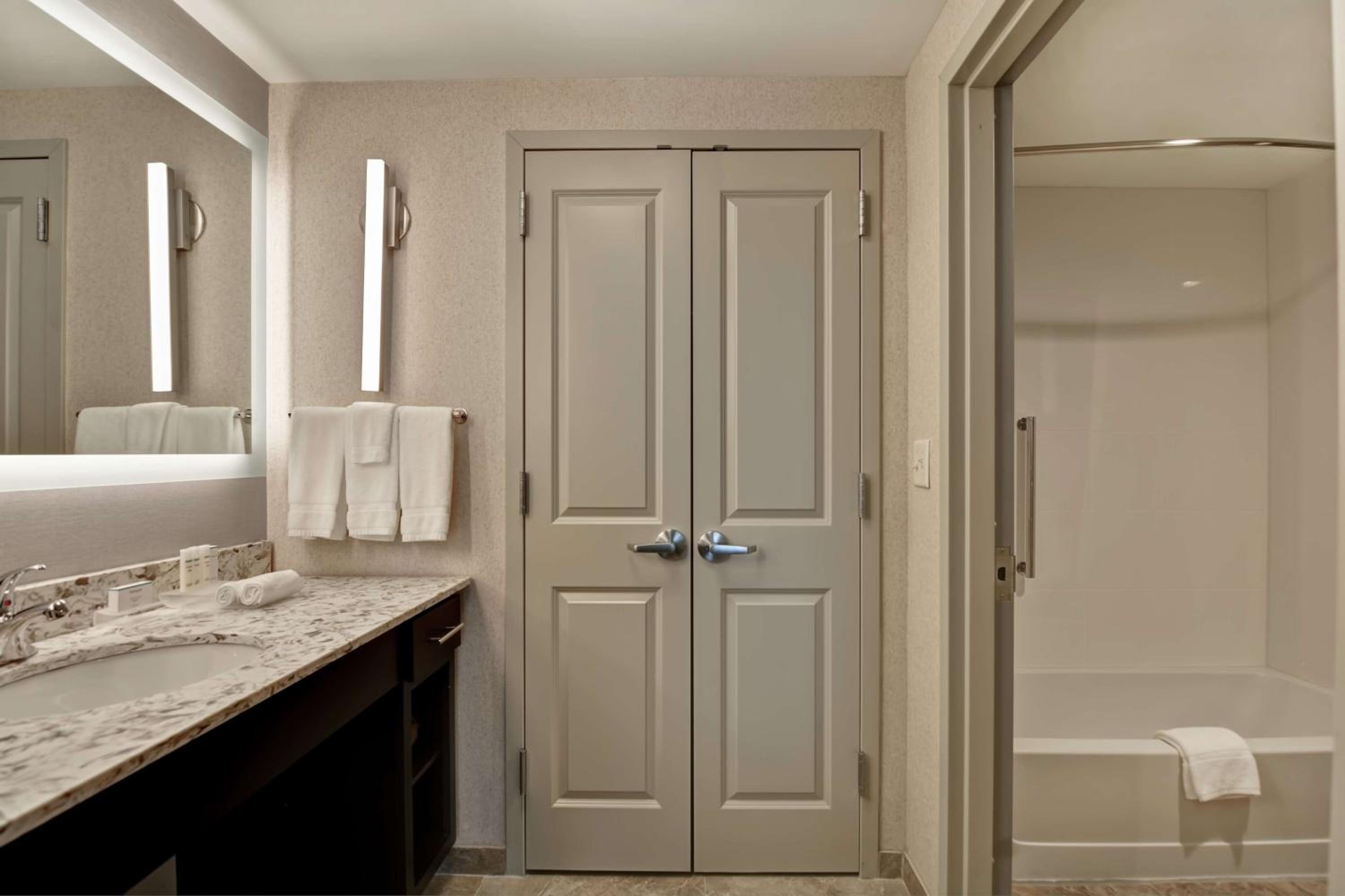 One-Bedroom King Suite - Non-Smoking - Photo 2