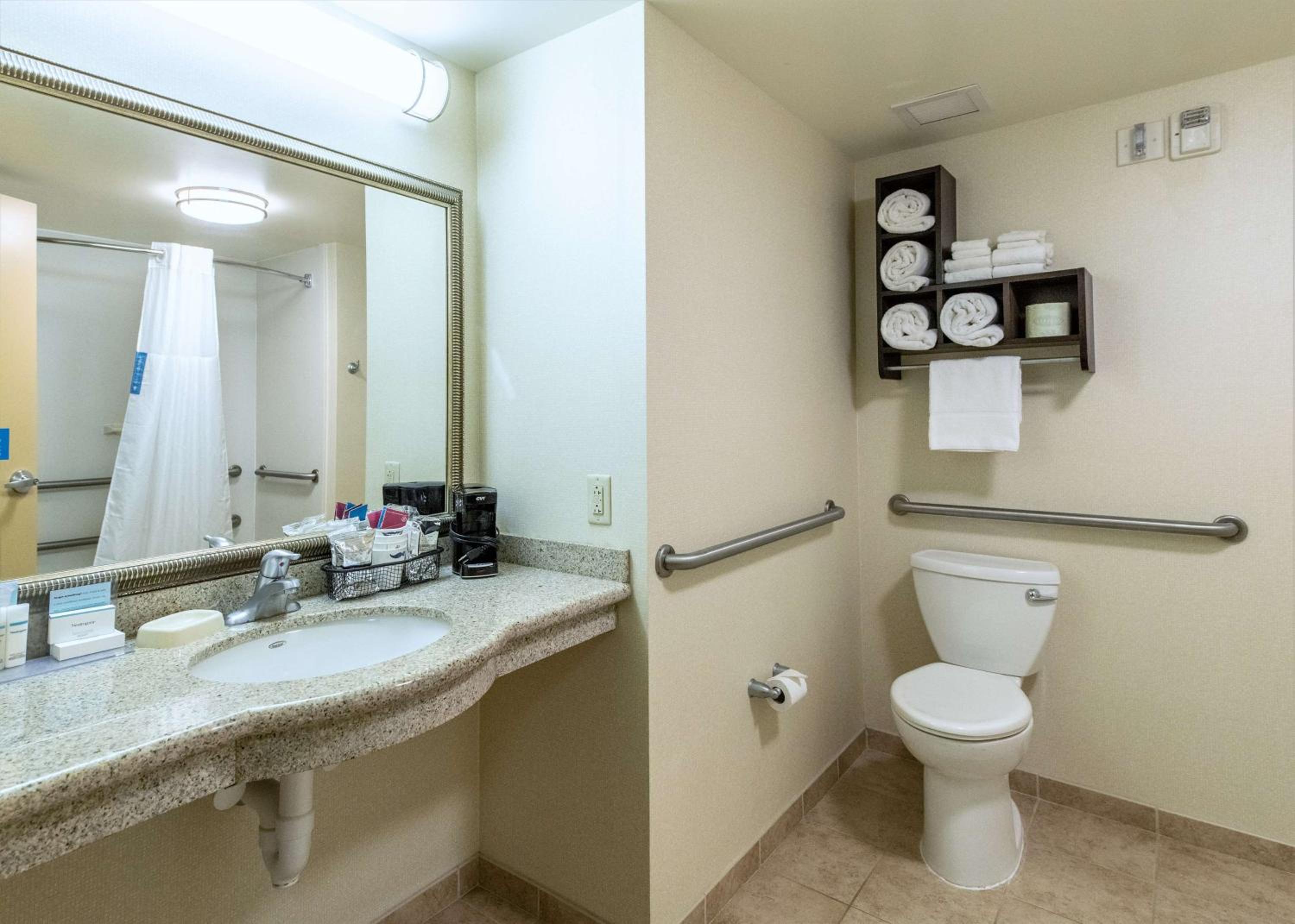 Queen Room with Two Queen Beds - Mobility Access/Non-Smoking - Photo 3