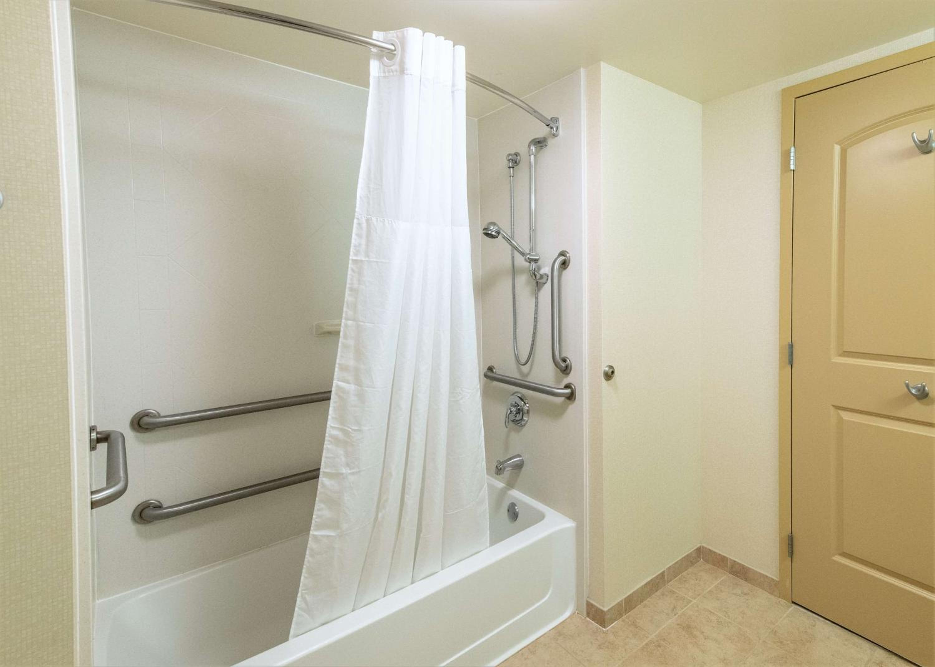Queen Room with Two Queen Beds - Mobility Access/Non-Smoking - Photo 4