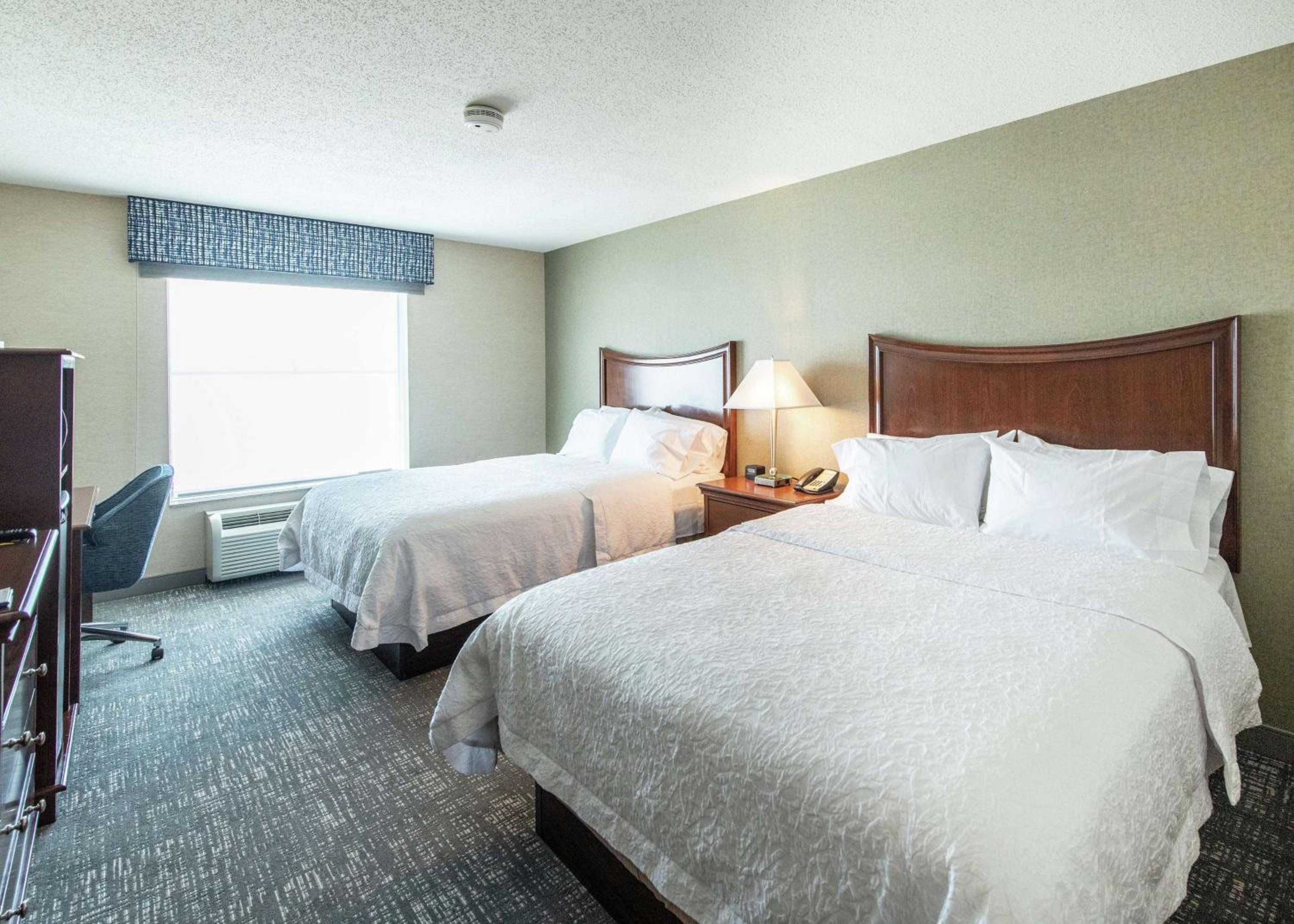 Queen Room with Two Queen Beds - Non-Smoking - Photo 2