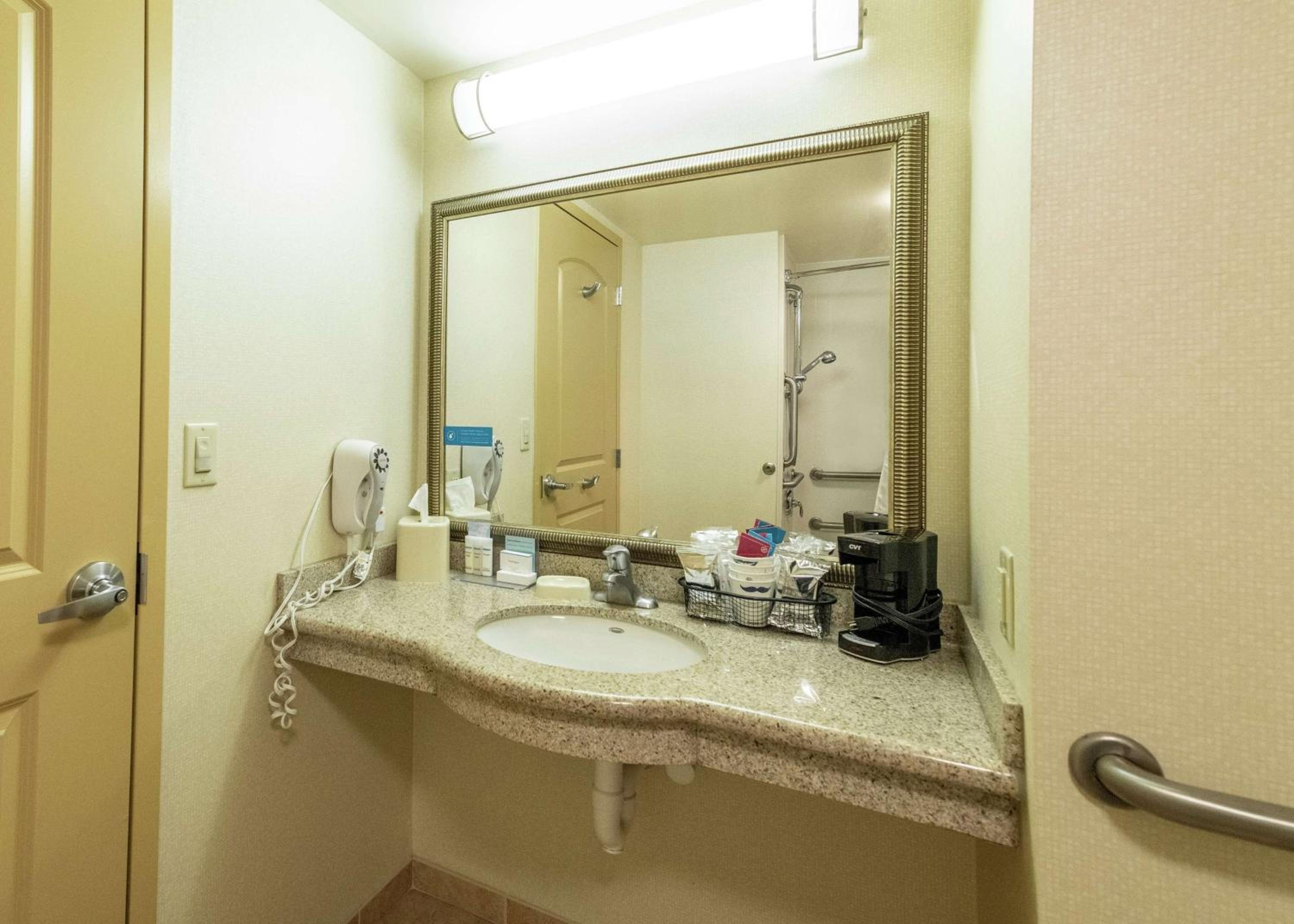 Queen Room with Two Queen Beds - Mobility Access/Non-Smoking - Photo 2