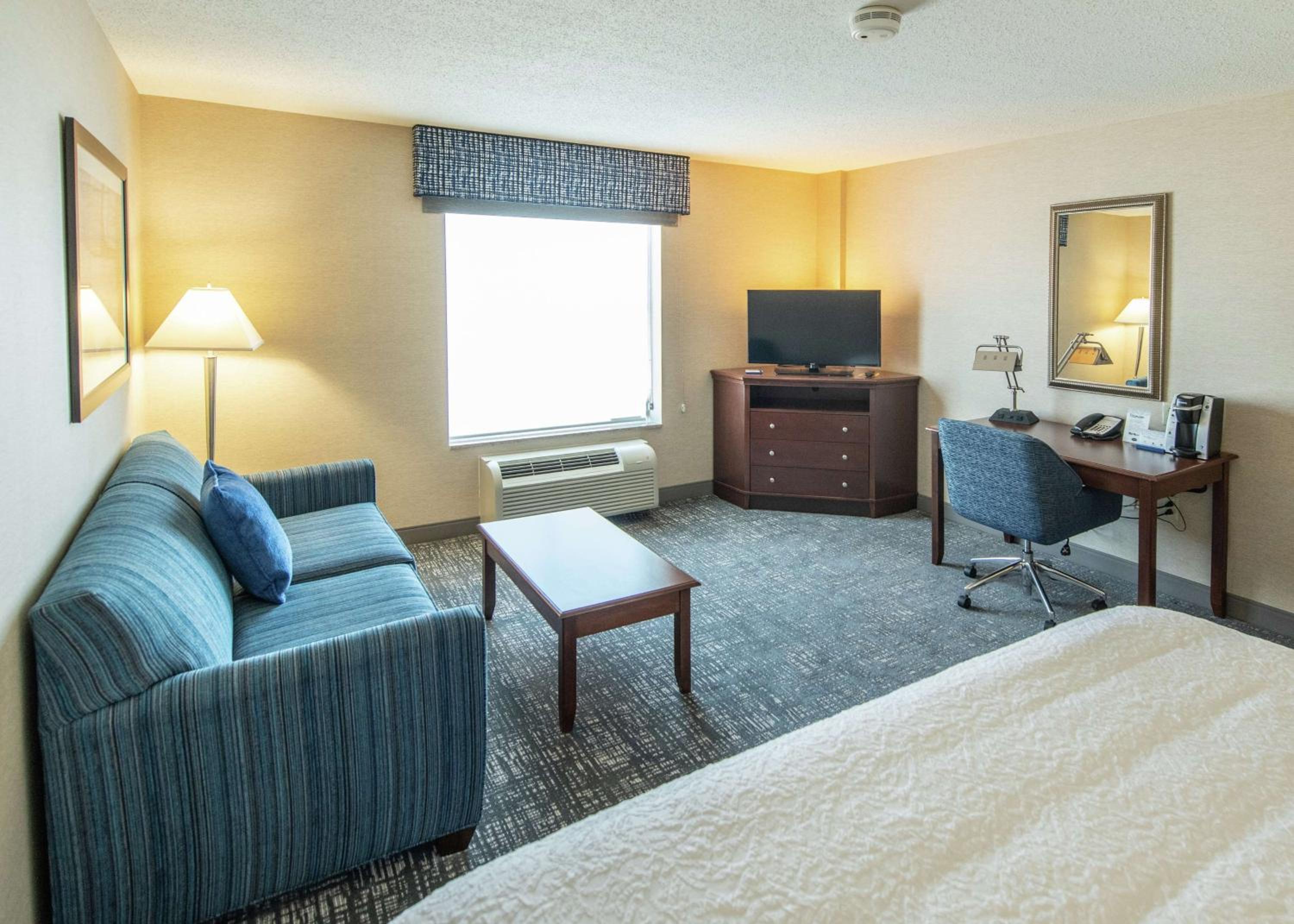 Premium King Room with Sofa Bed - Non-Smoking - Photo 1