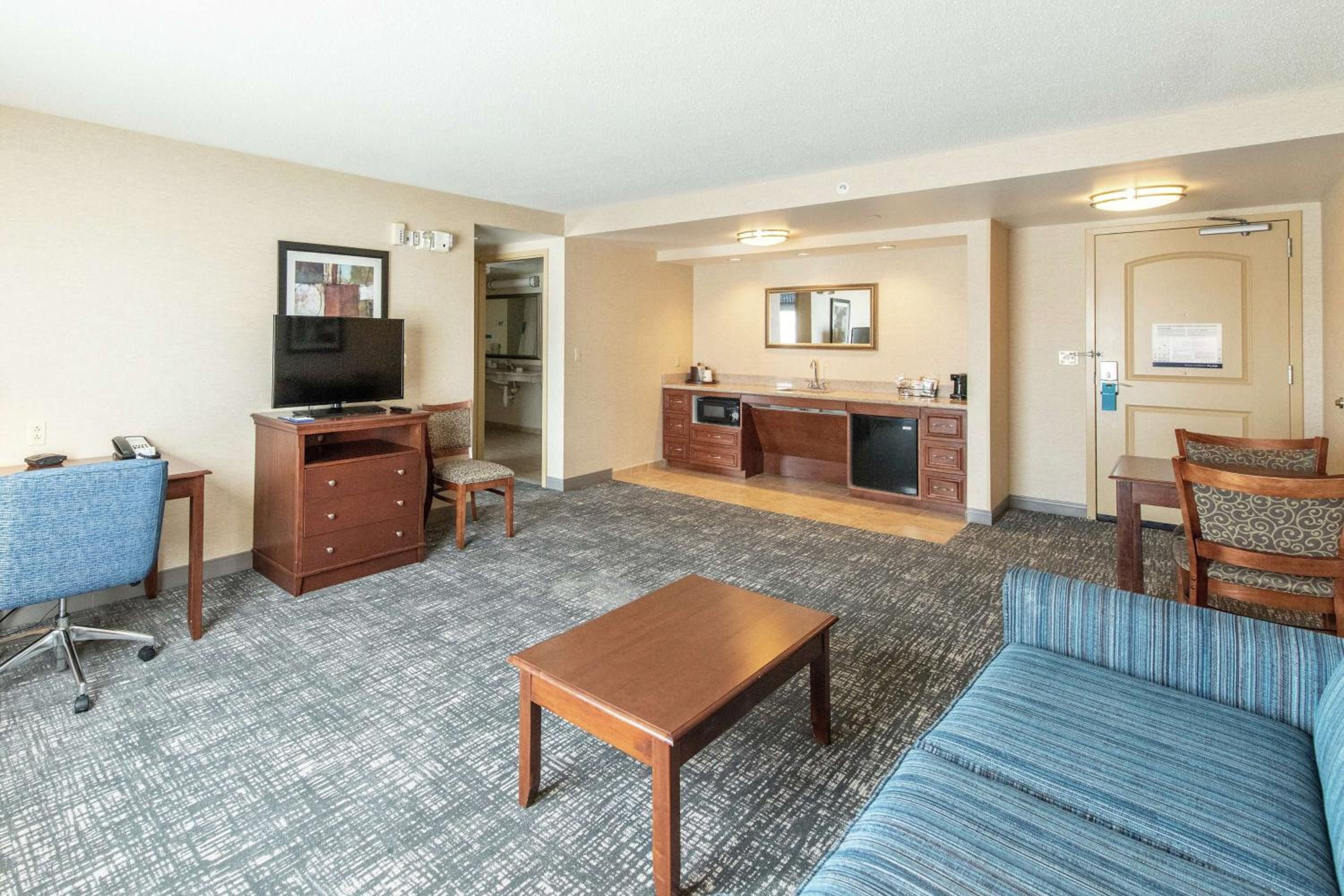 King Suite - Mobility and Hearing Access/Non-Smoking - Photo 3