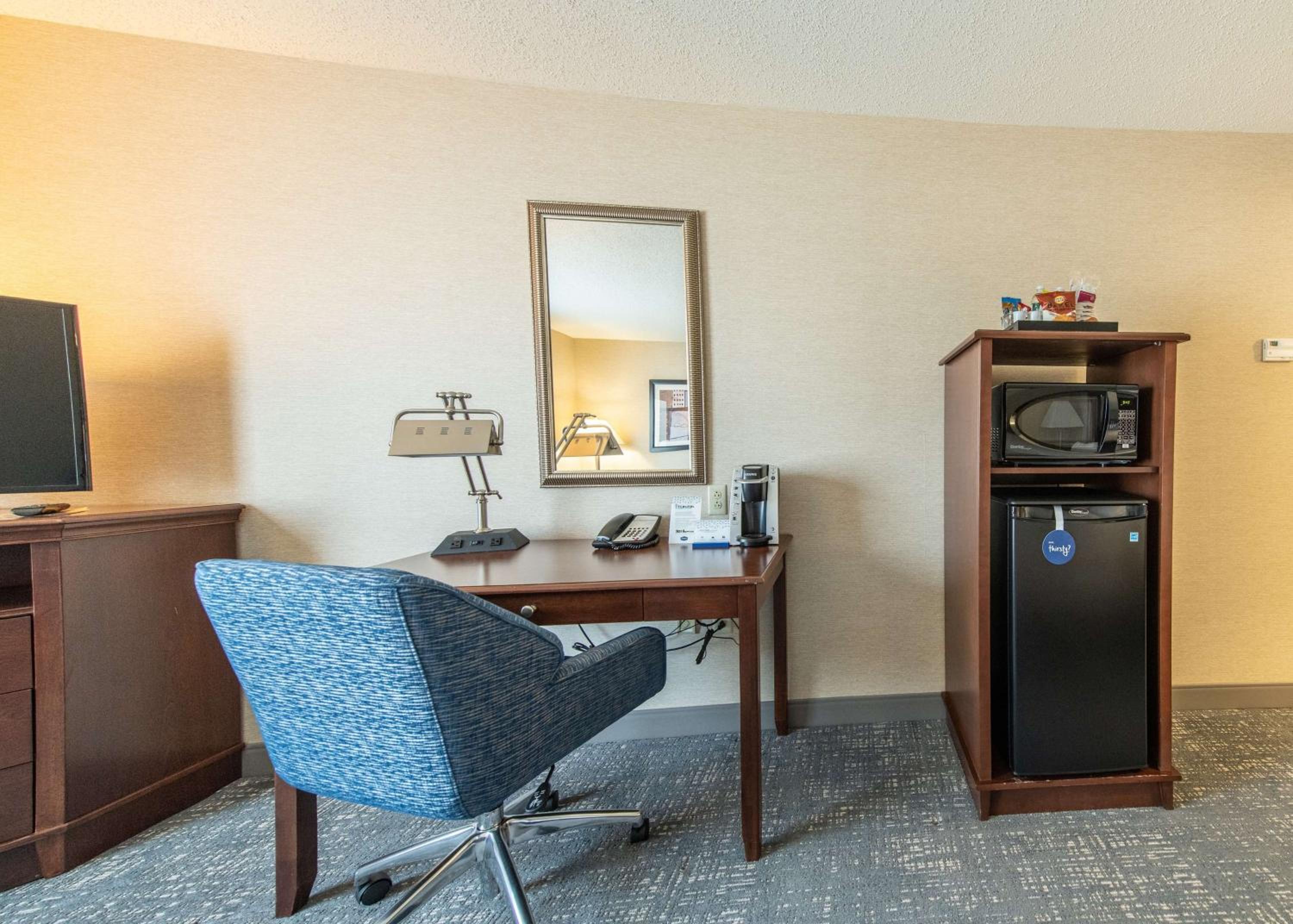 Premium King Room with Sofa Bed - Non-Smoking - Photo 2