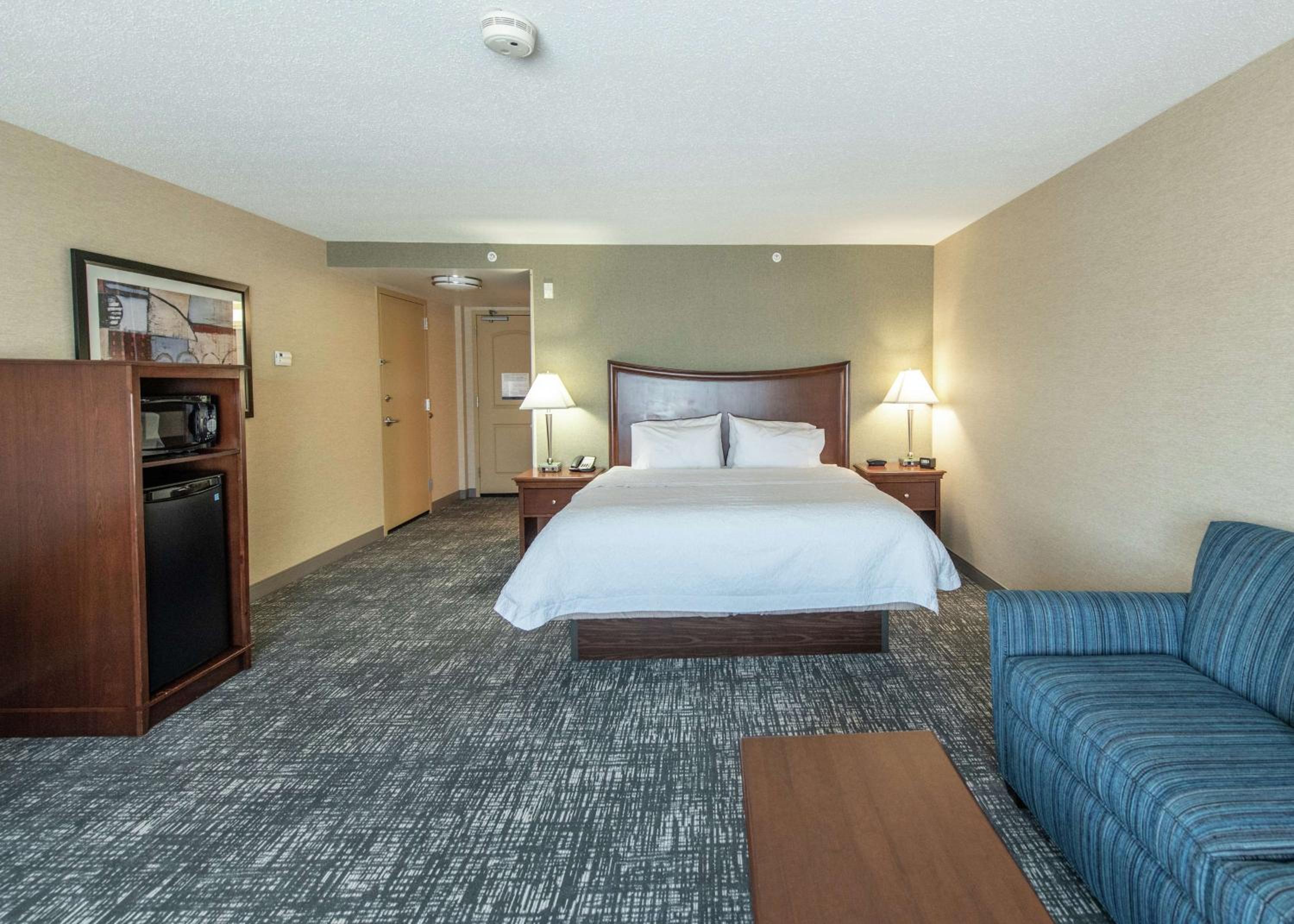 Premium King Room with Sofa Bed - Non-Smoking - Photo 3