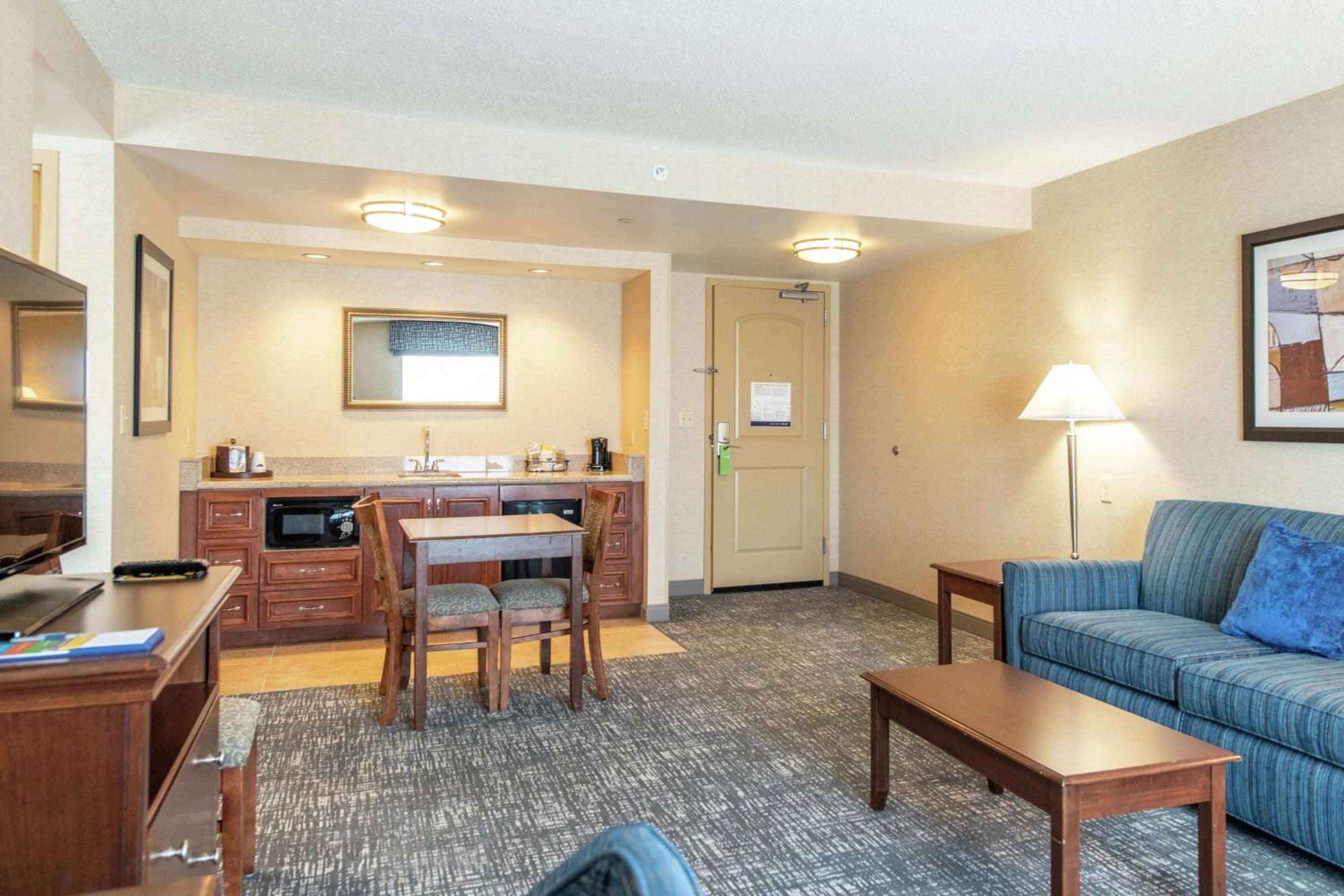 One-Bedroom King Suite with Sofa Bed - Non-Smoking - Photo 5