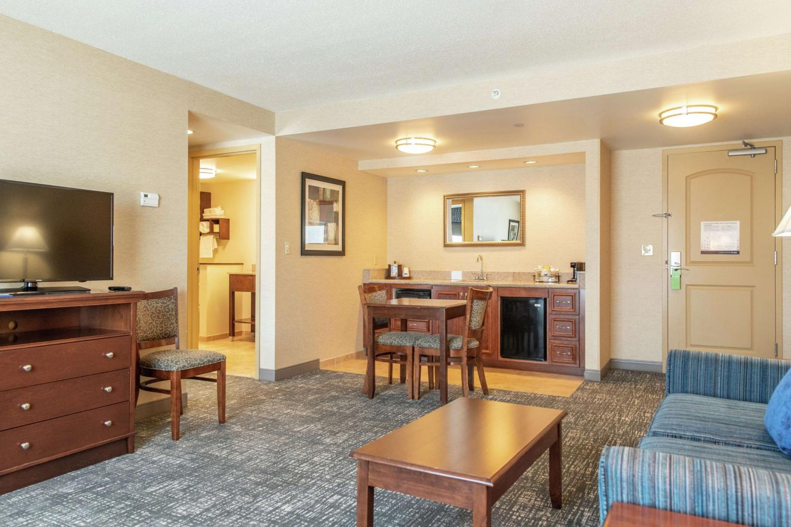 One-Bedroom King Suite with Sofa Bed - Non-Smoking - Photo 3