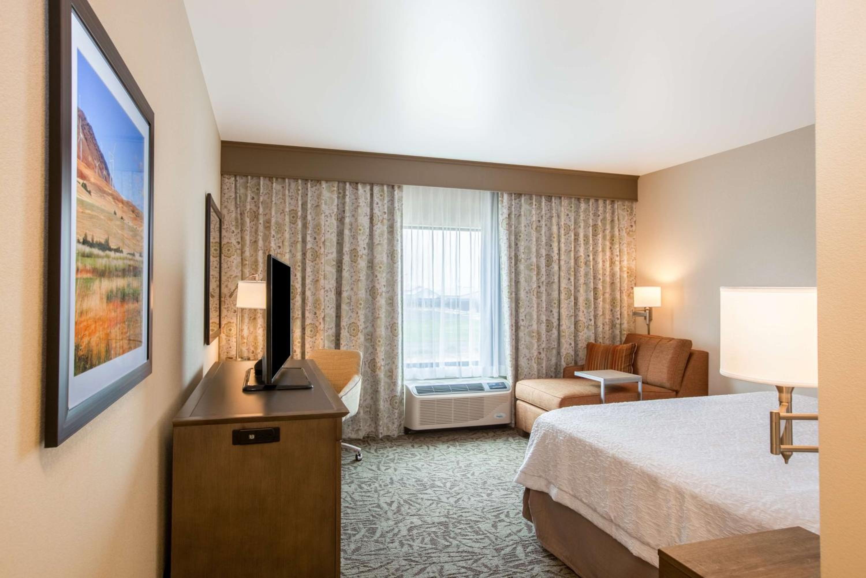 King Room - Non-Smoking photo 2