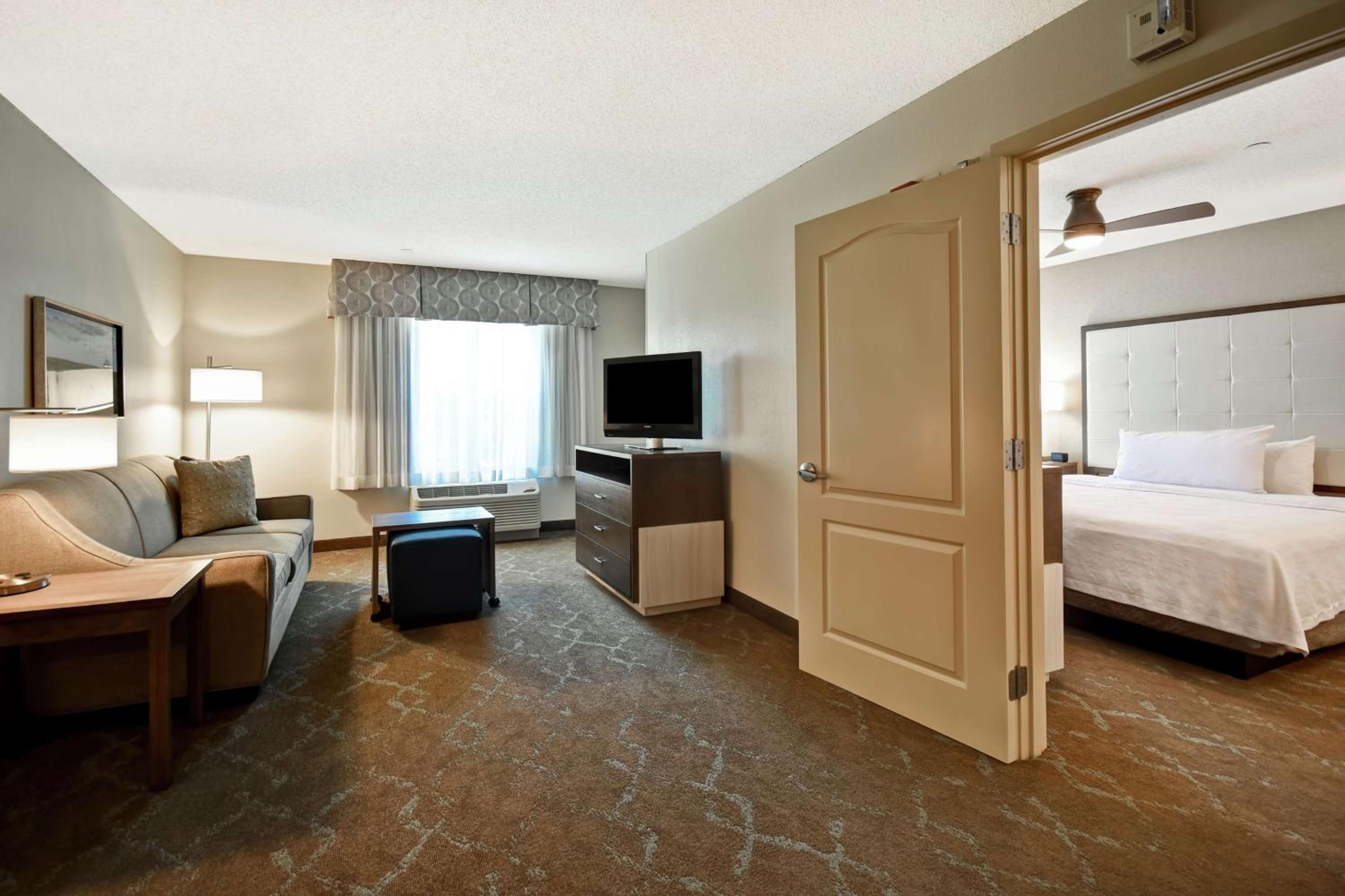 Two-Bedroom Suite with One King And Two Double Beds - Non-Smoking - Photo 1