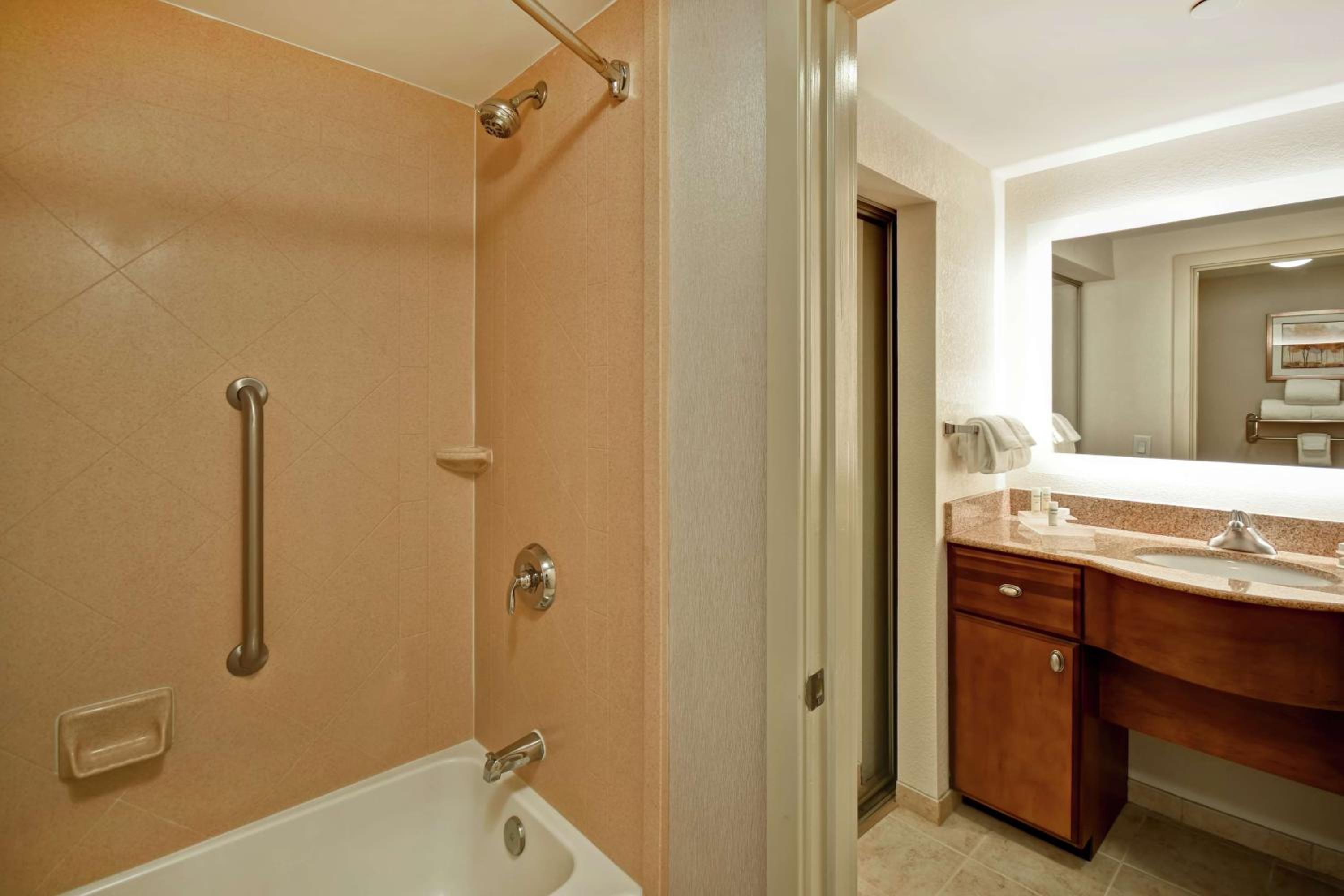 One-Bedroom Queen Suite with Two Queen Beds - Non-Smoking - Photo 7