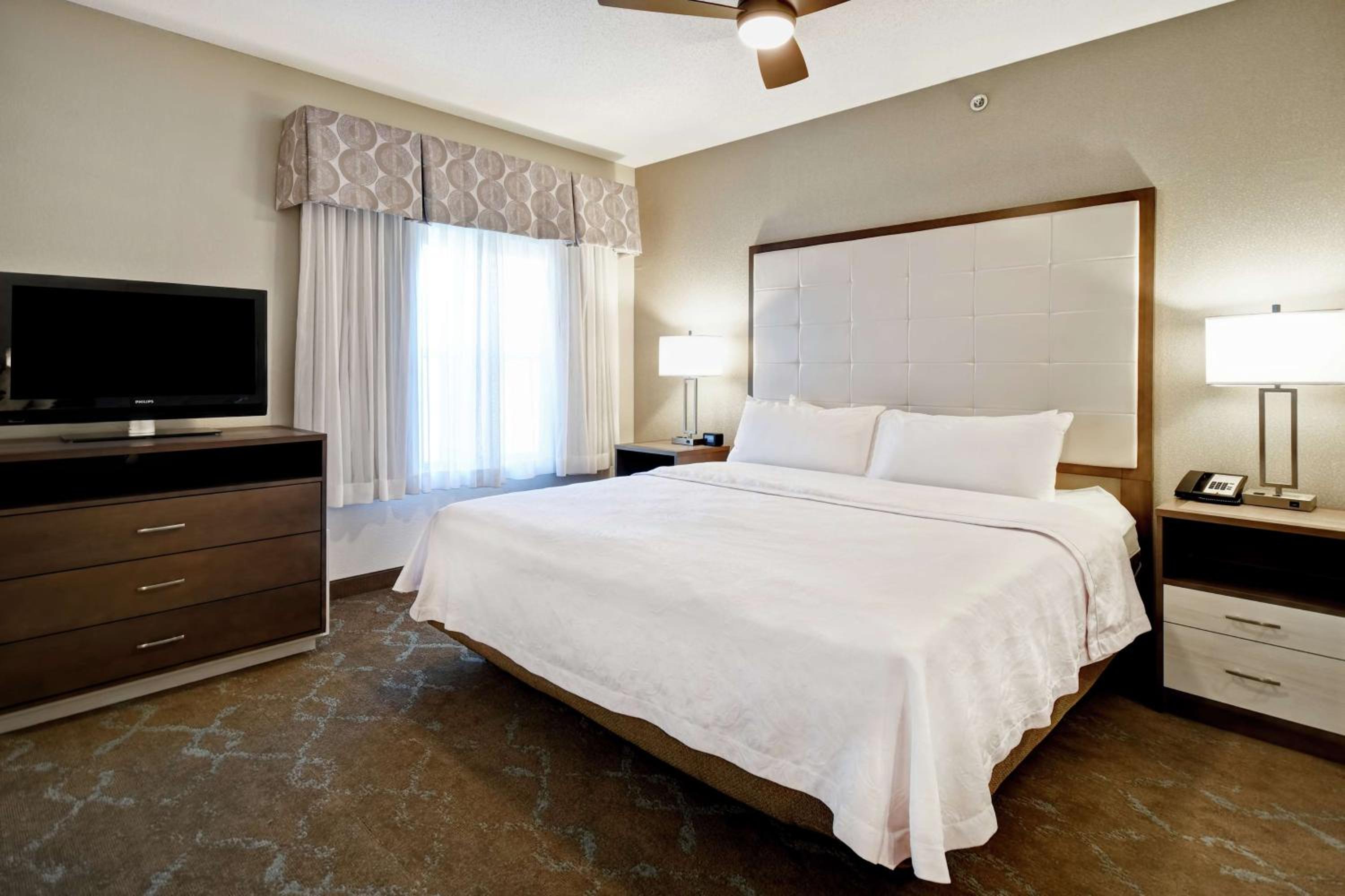 King Studio with Roll-In Shower - Mobility and Hearing Access/Non-Smoking - Photo 6