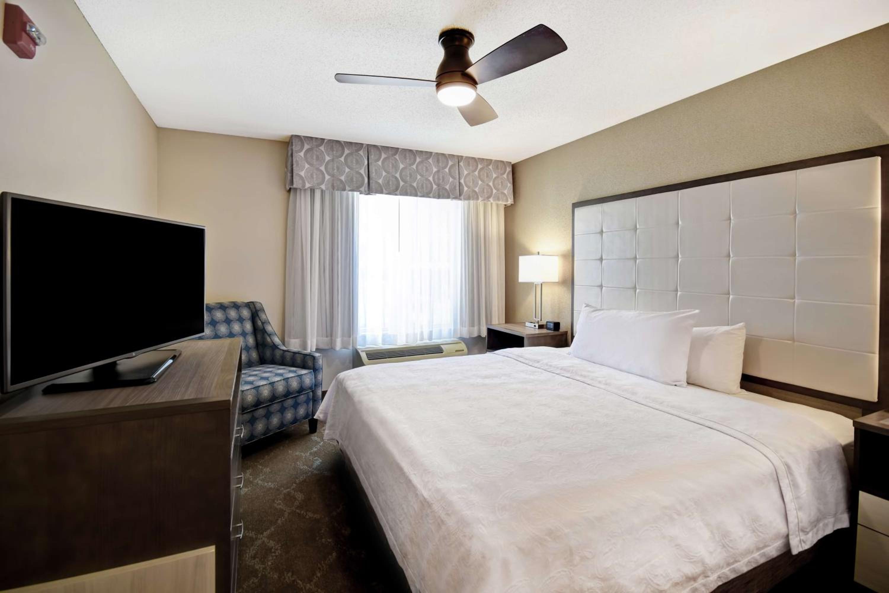 Two-Bedroom Suite with One King And Two Double Beds - Non-Smoking - Photo 2