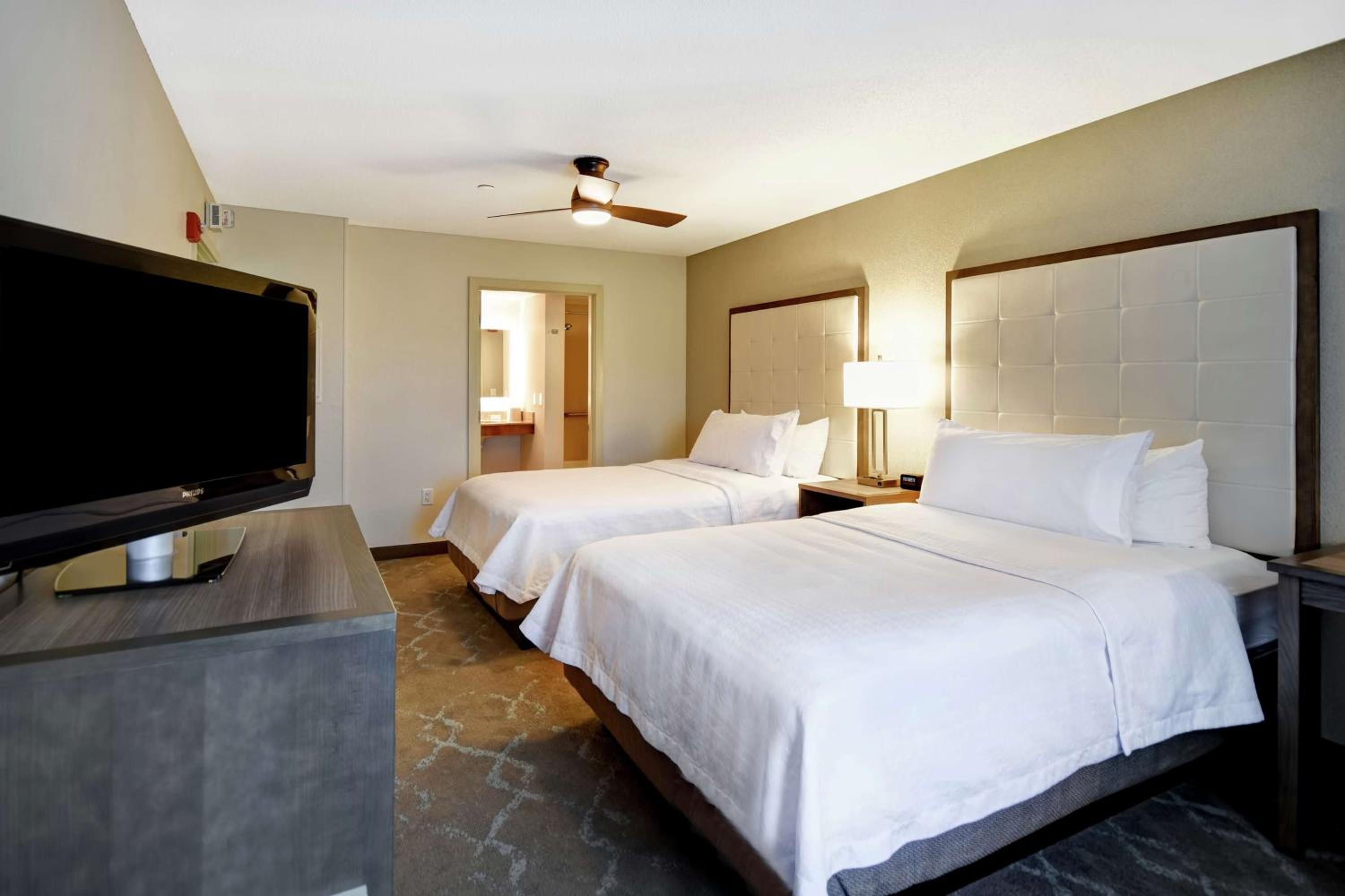 Two-Bedroom Suite with One King And Two Double Beds - Non-Smoking - Photo 6