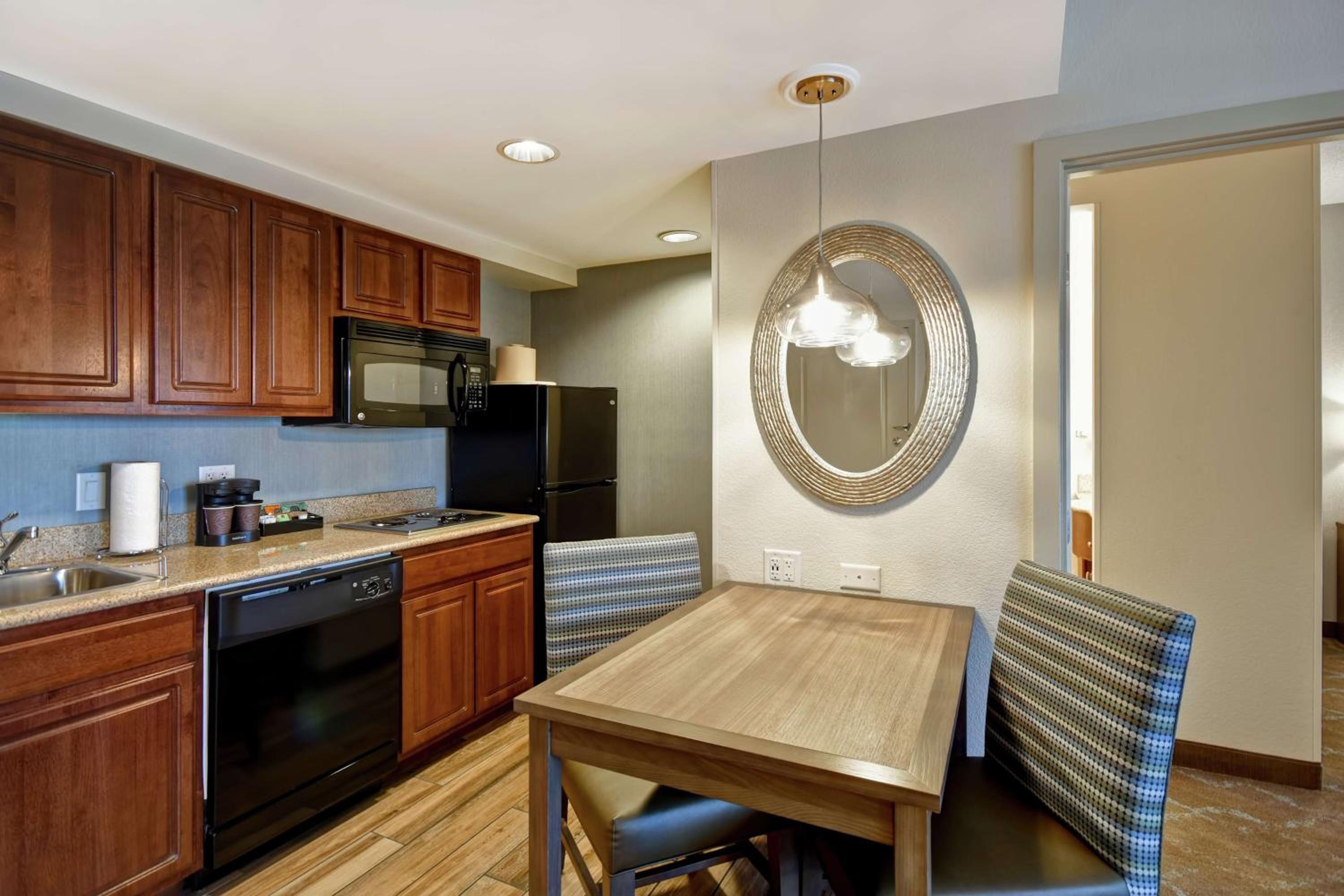 One-Bedroom Queen Suite with Two Queen Beds - Non-Smoking - Photo 2