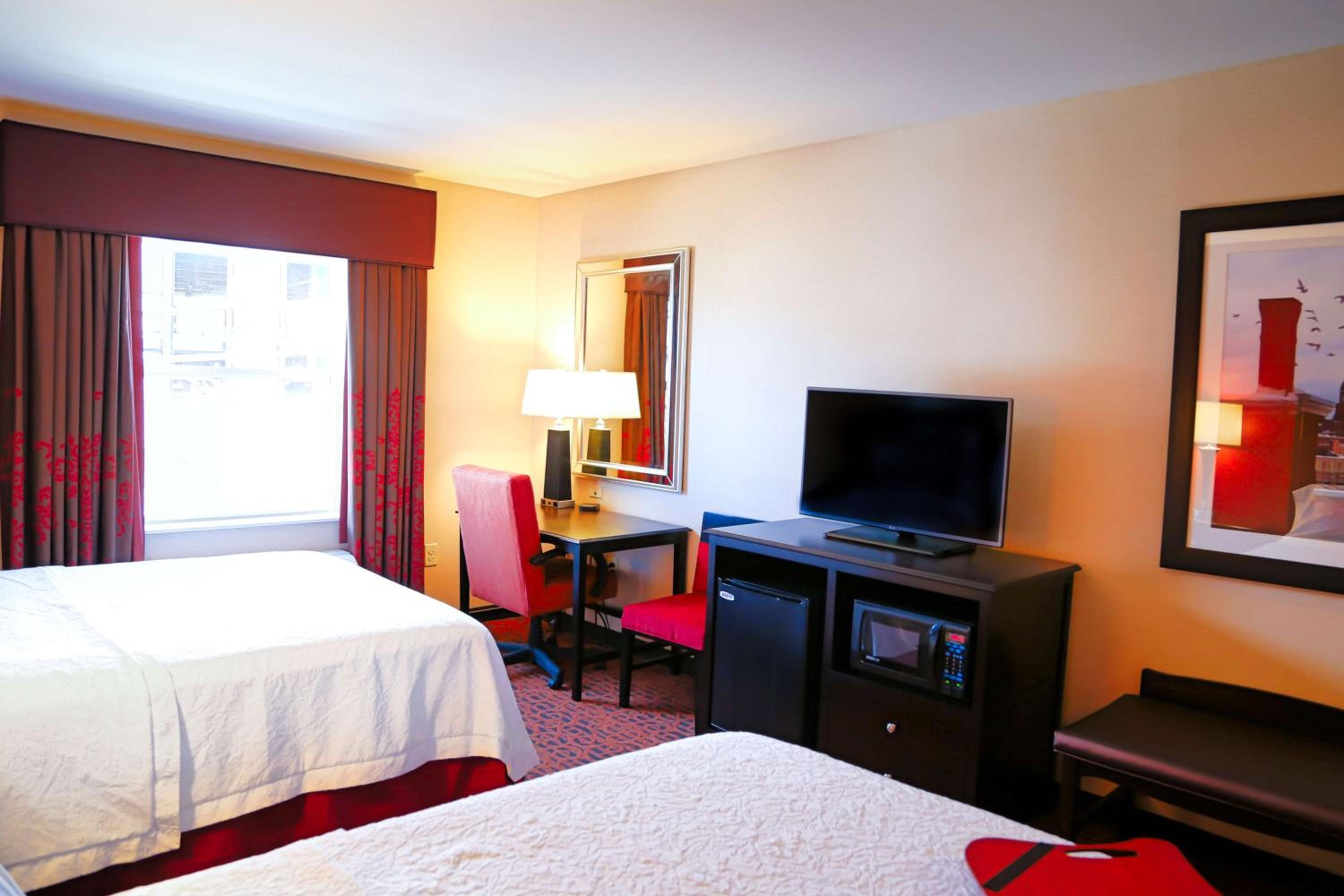 Queen Room with Two Queen Beds (4 Adults) photo 2