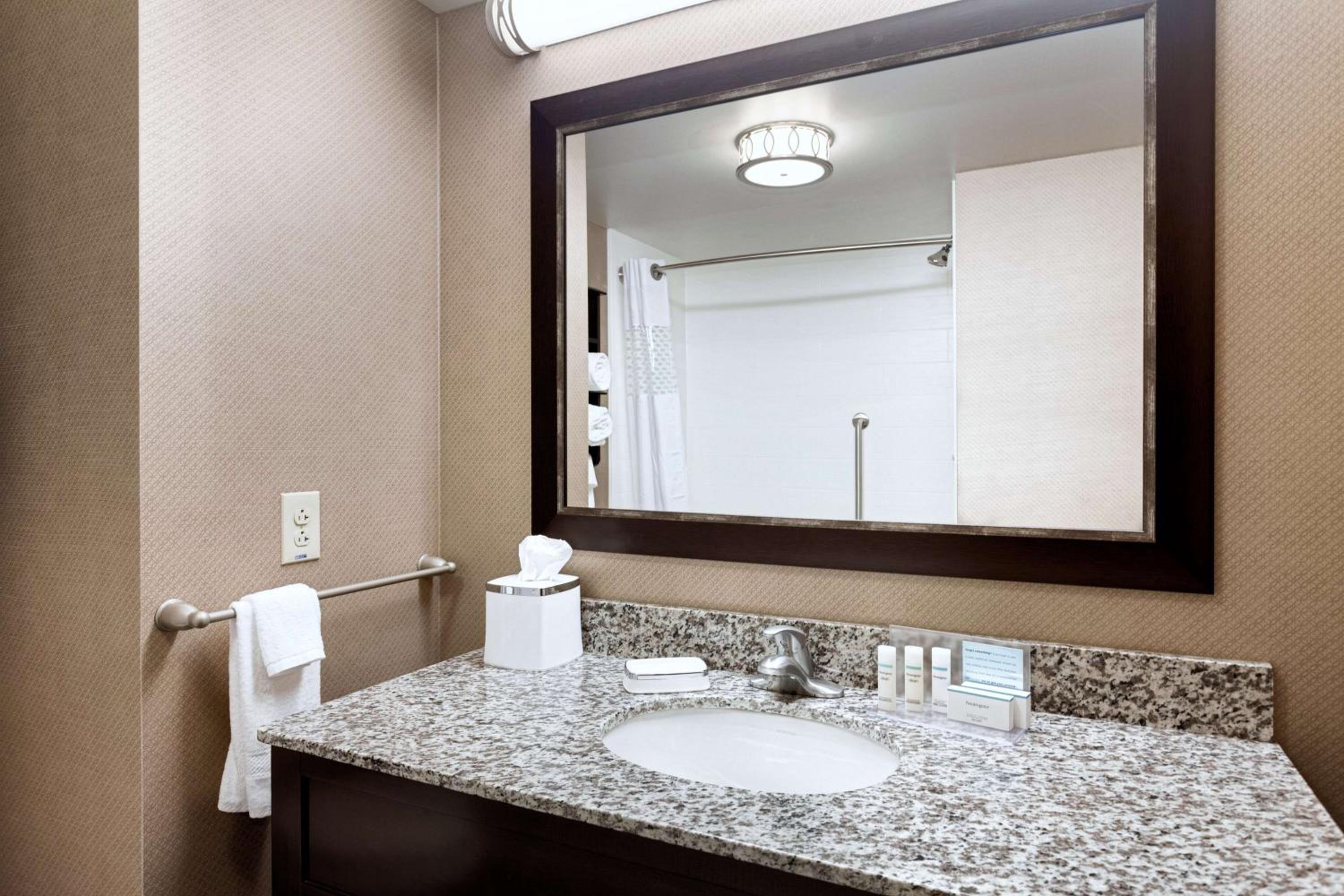 Executive Queen Room with Two Queen Beds and Water View - Non-Smoking photo 3