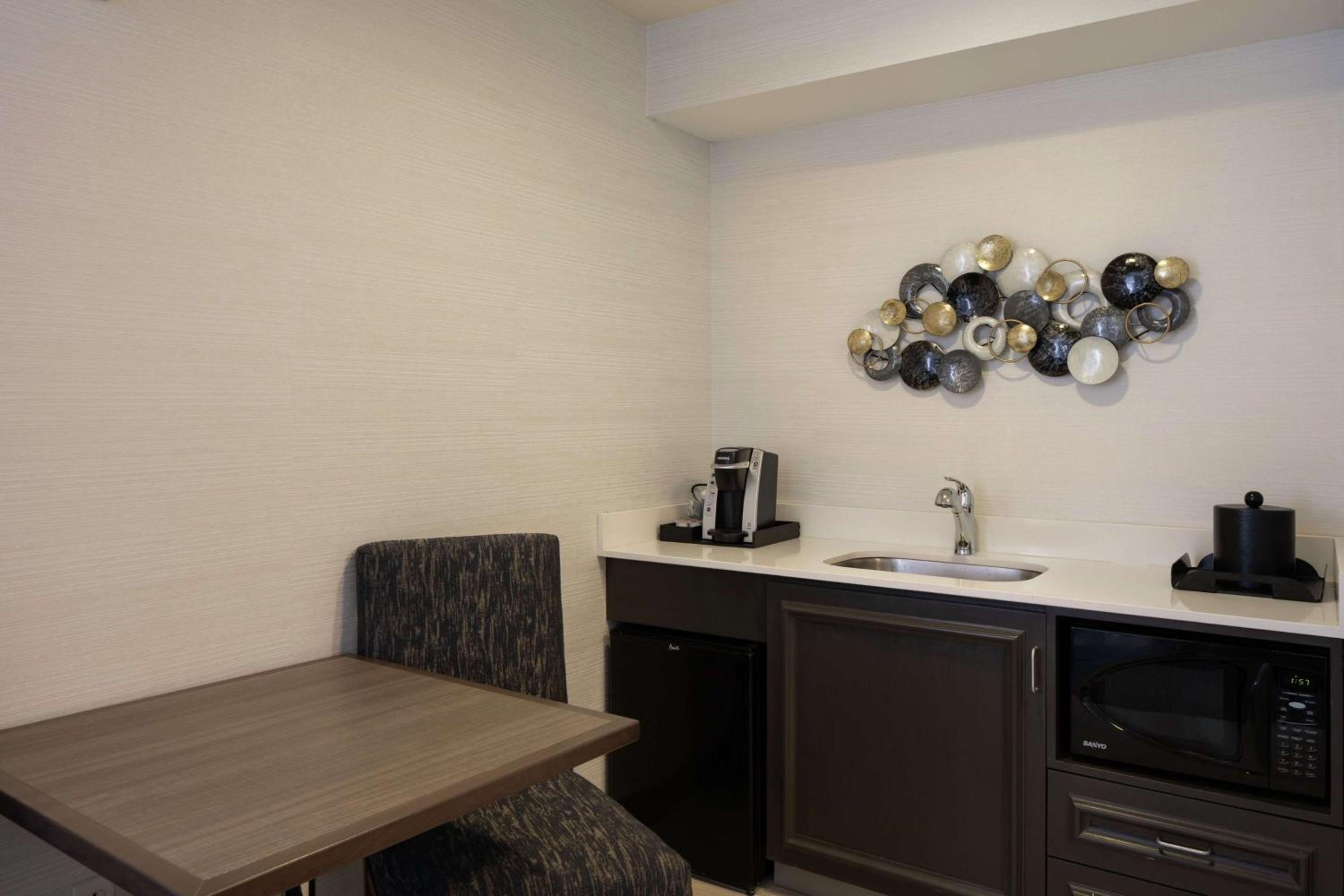 One-Bedroom King Suite with Sofa Bed - Photo 6