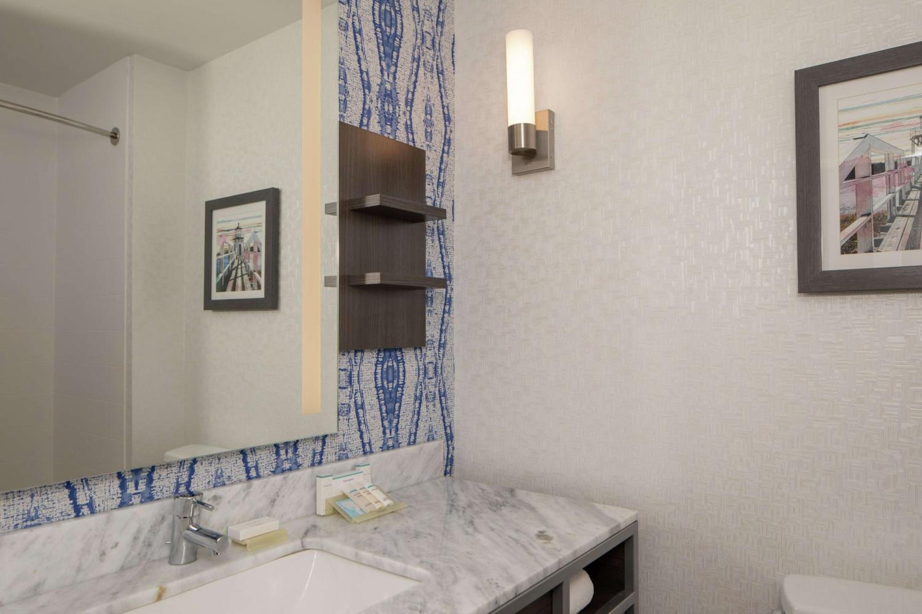 Queen Room with Two Queen Beds - Photo 4