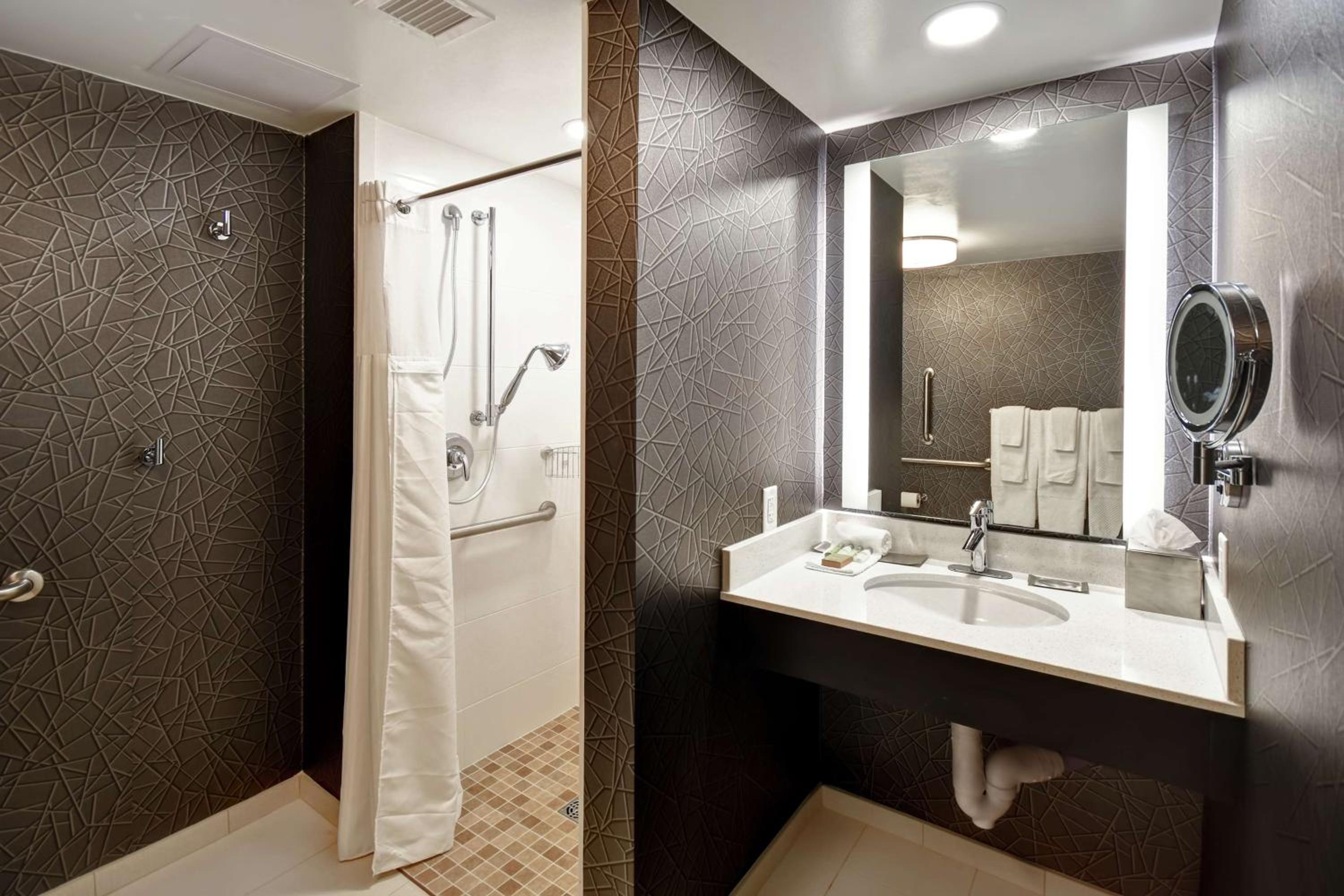 Queen Room with Two Queen - Mobility/Hearing Accessible