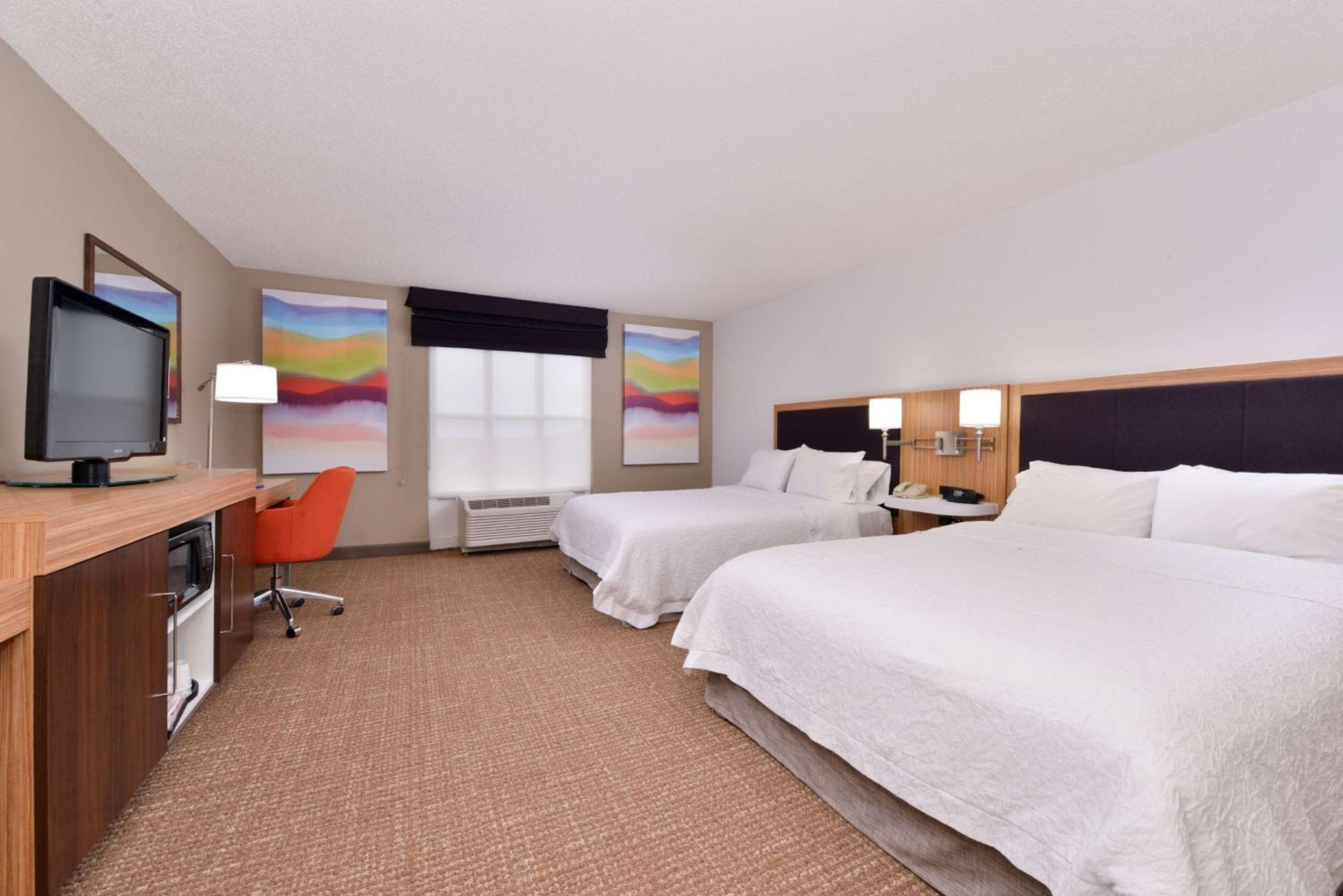 Room with Two Queen Beds - Non-Smoking - Photo 3