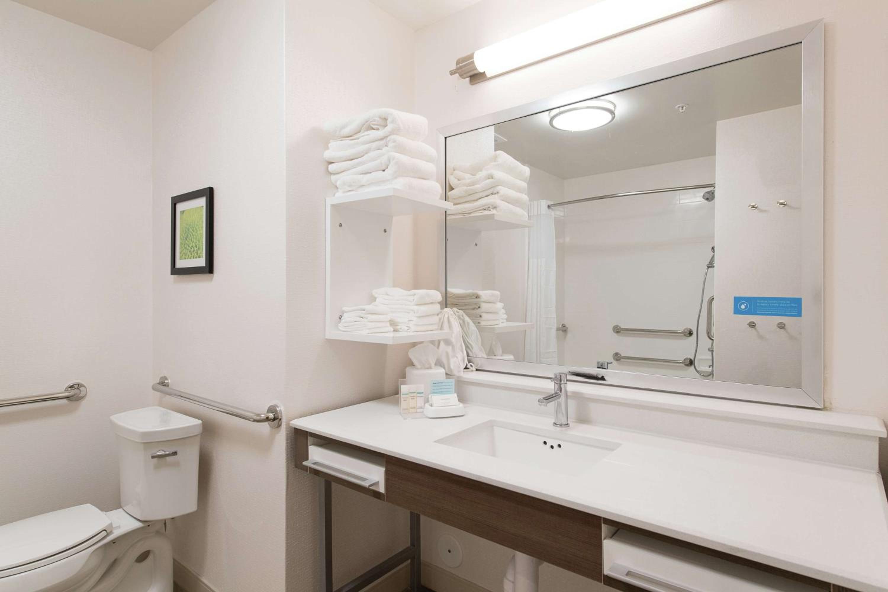 Queen Room with Two Queen Beds - Mobility Access/Non-Smoking photo 2
