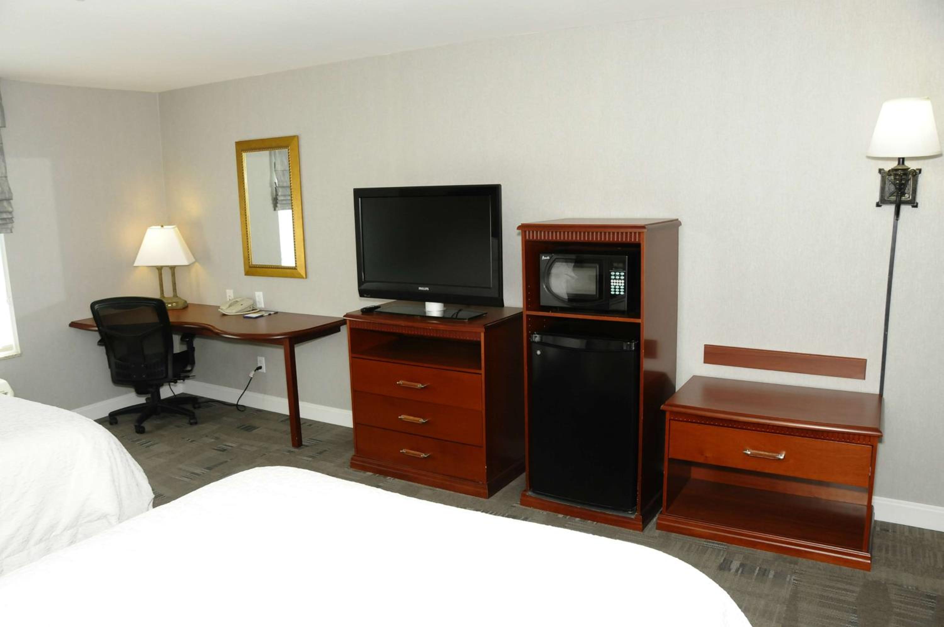 King Room with King Bed - Non-Smoking - Photo 2