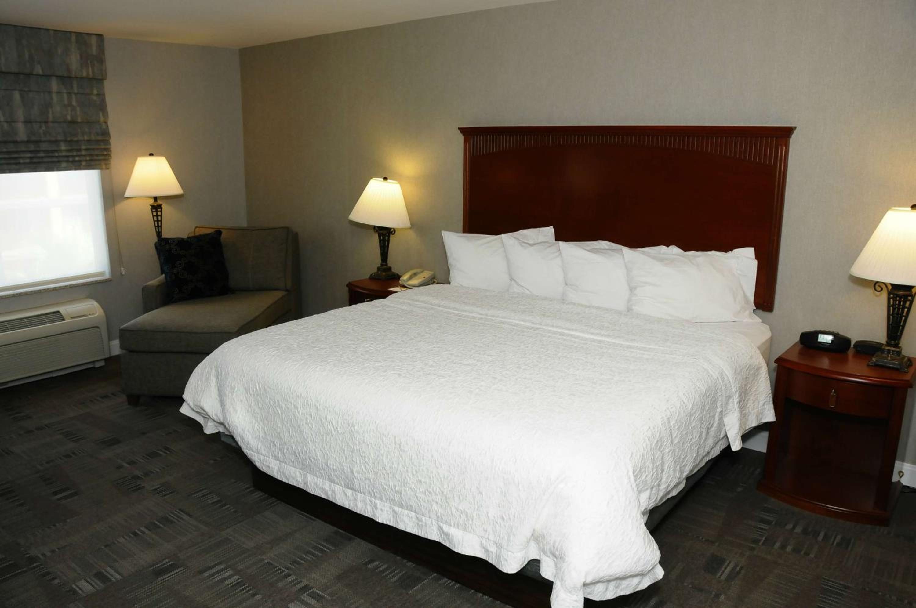 King Room with King Bed - Non-Smoking - Photo 4