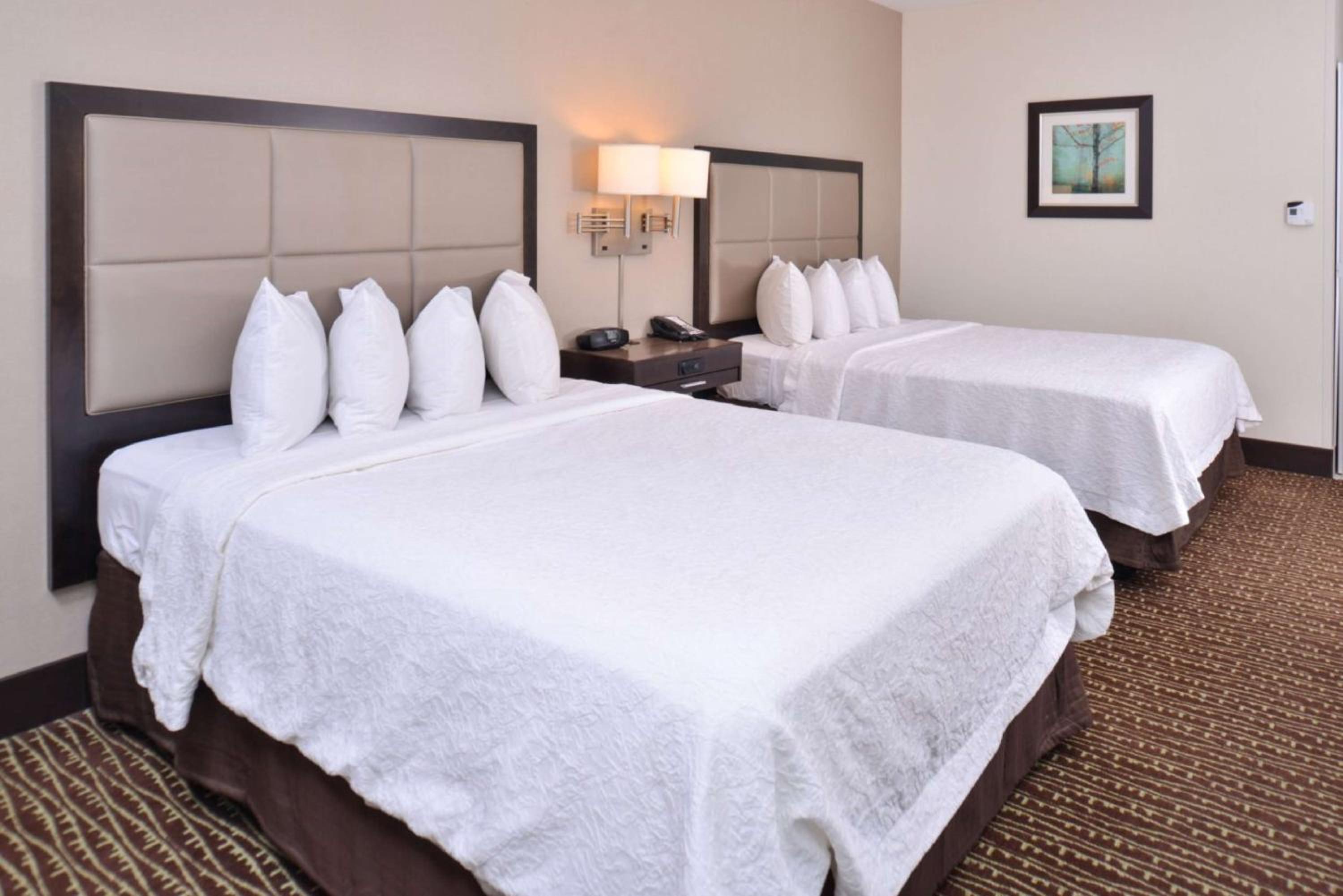 Queen Room with Two Queen Beds - Hearing Access/Non-Smoking photo 2