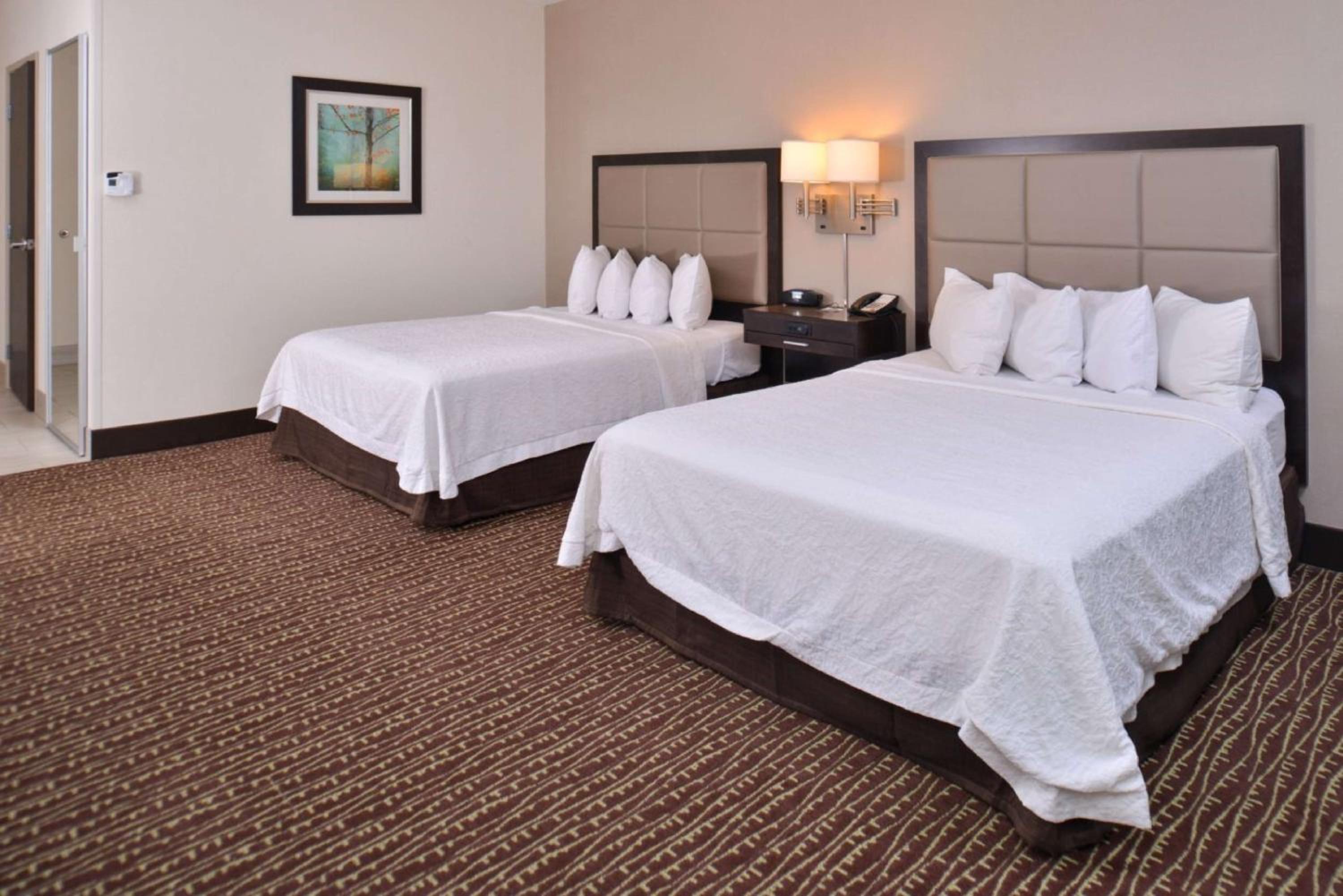 Queen Room with Two Queen Beds - Mobility Access/Non-Smoking photo 3