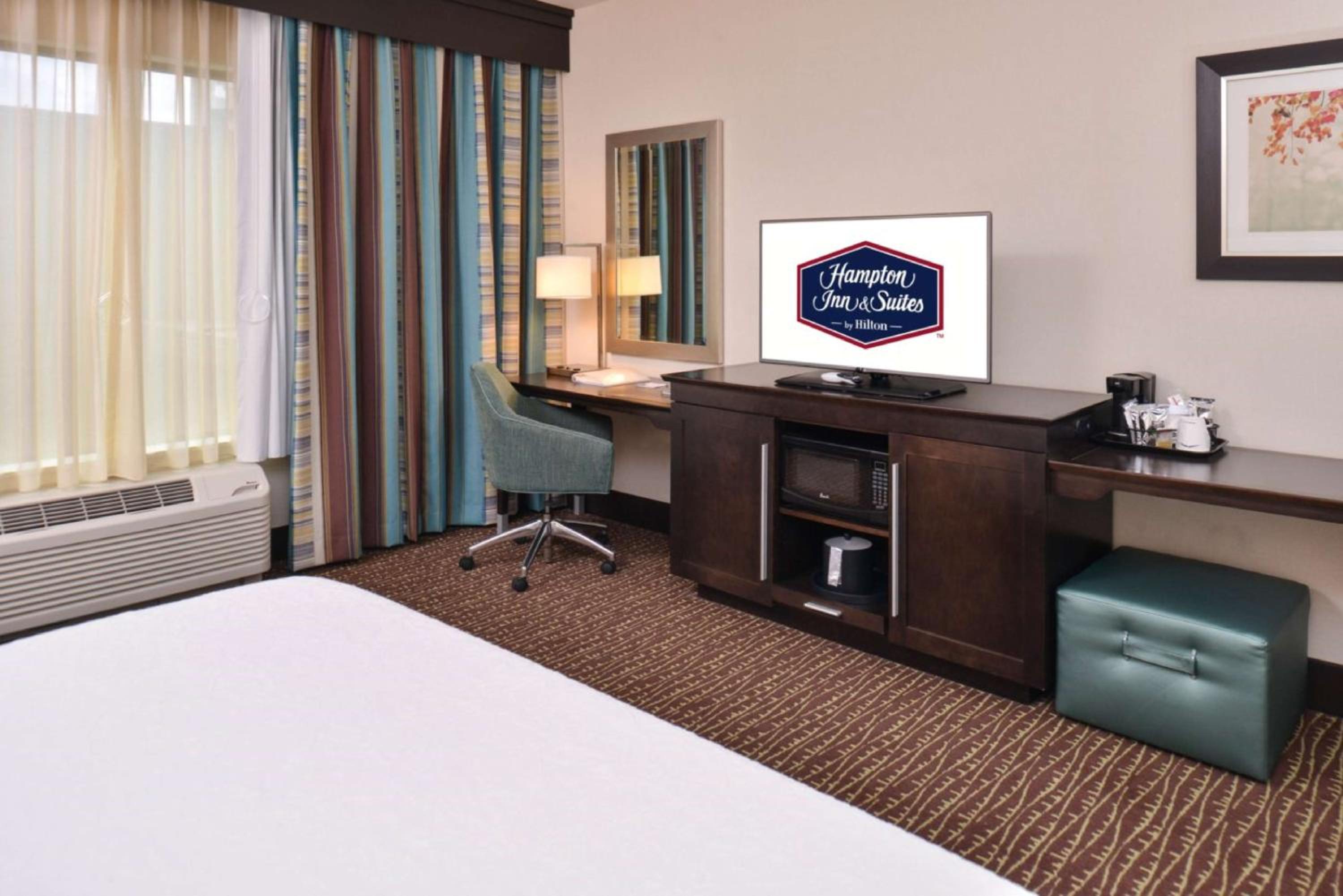 King Room with Roll-In Shower - Mobility Access/Non-Smoking photo 2