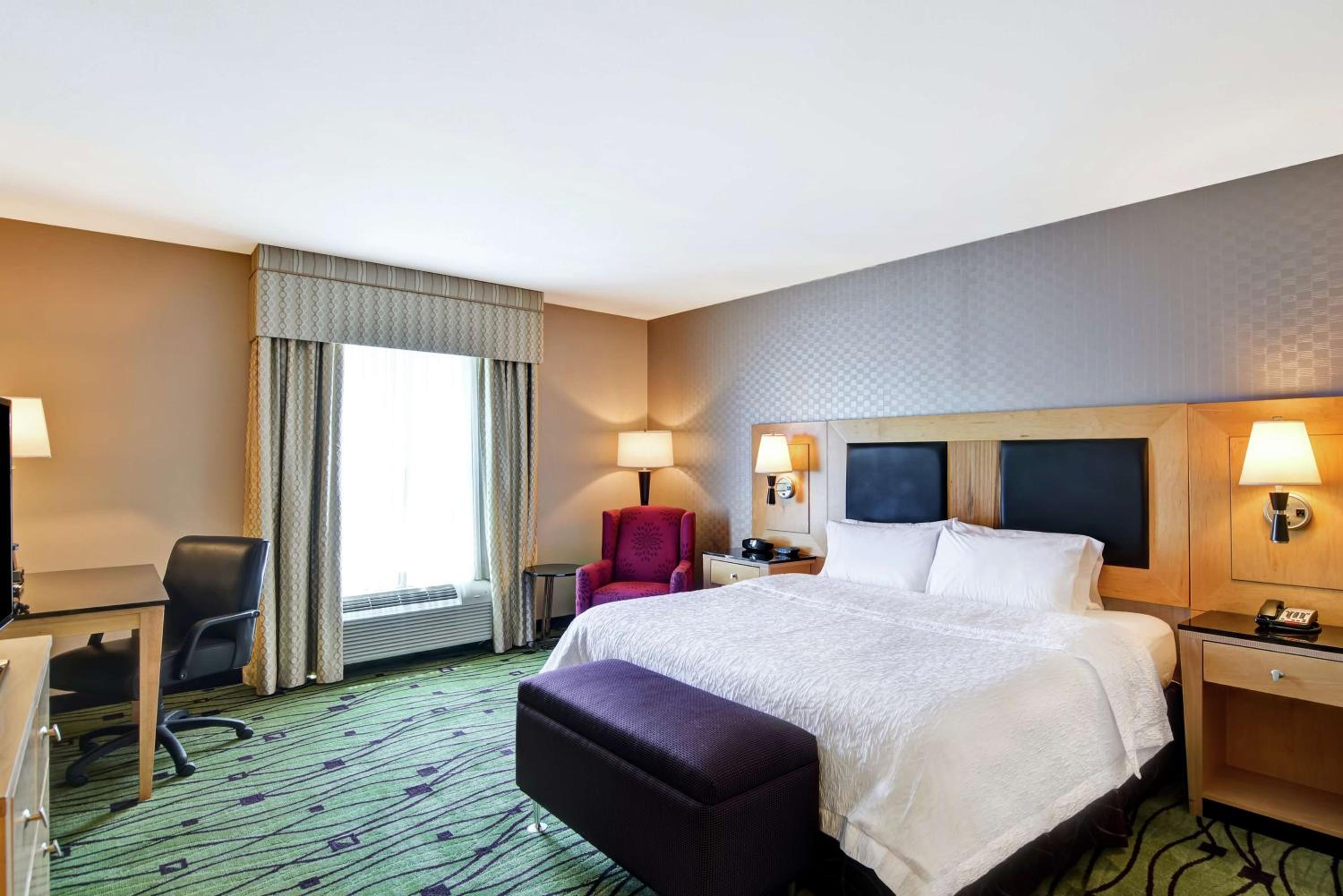 King Room with Accessible Tub - Mobility and Hearing Access/Non-Smoking - Photo 4