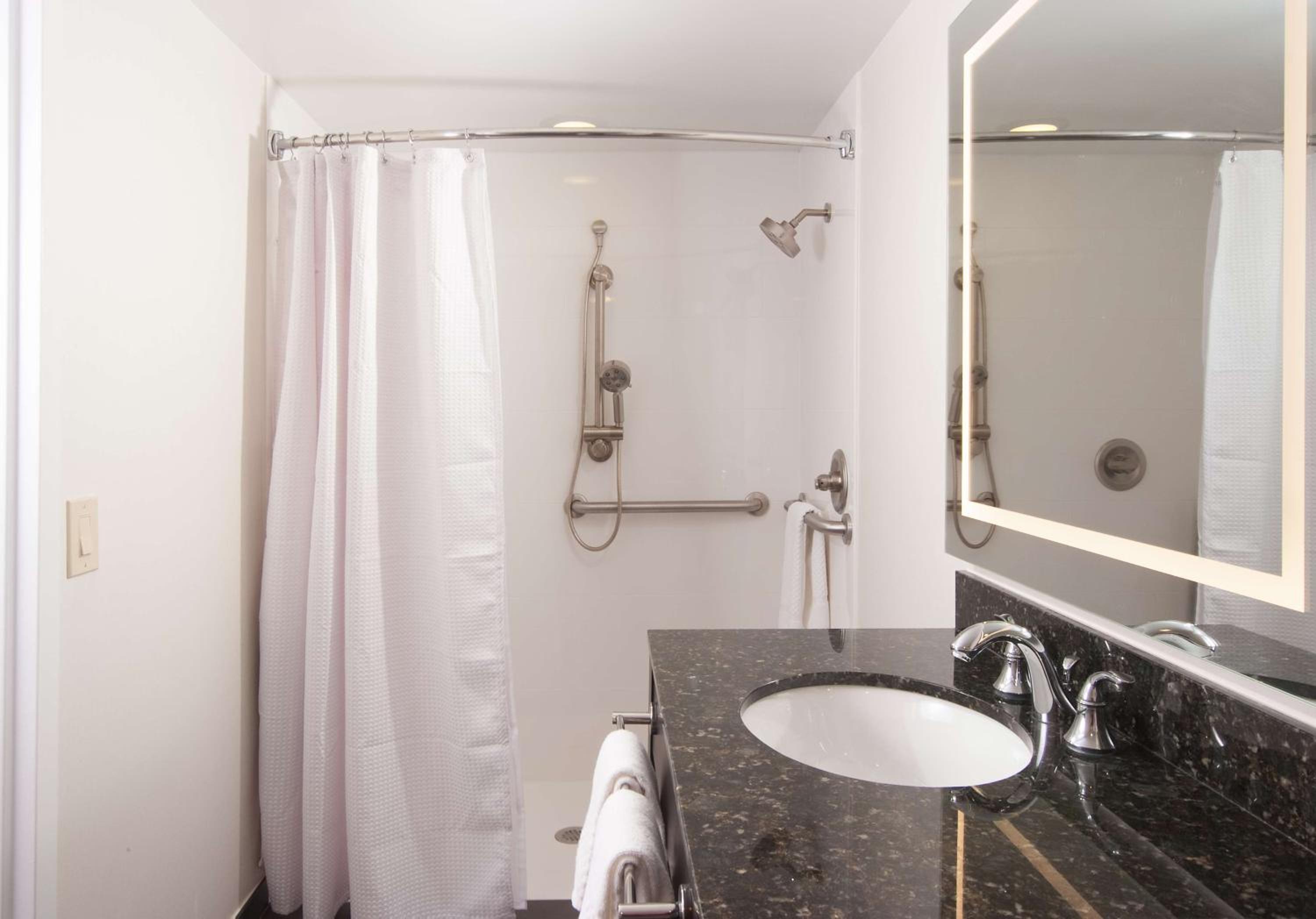 One-Bedroom King Suite with Roll-In Shower - Mobility Access/Non-Smoking - Photo 4