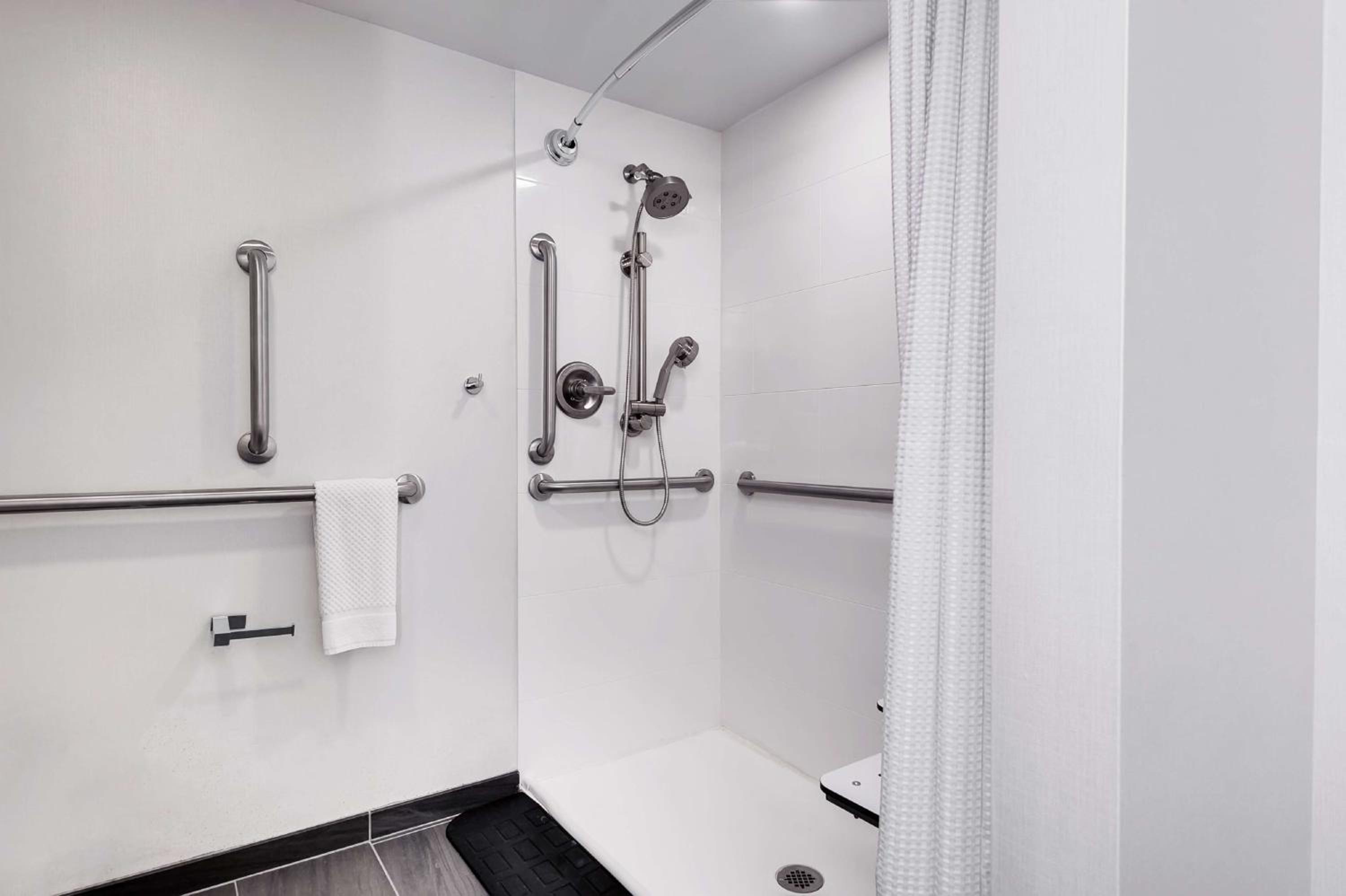 One-Bedroom King Suite with Roll-In Shower - Mobility Access/Non-Smoking - Photo 6