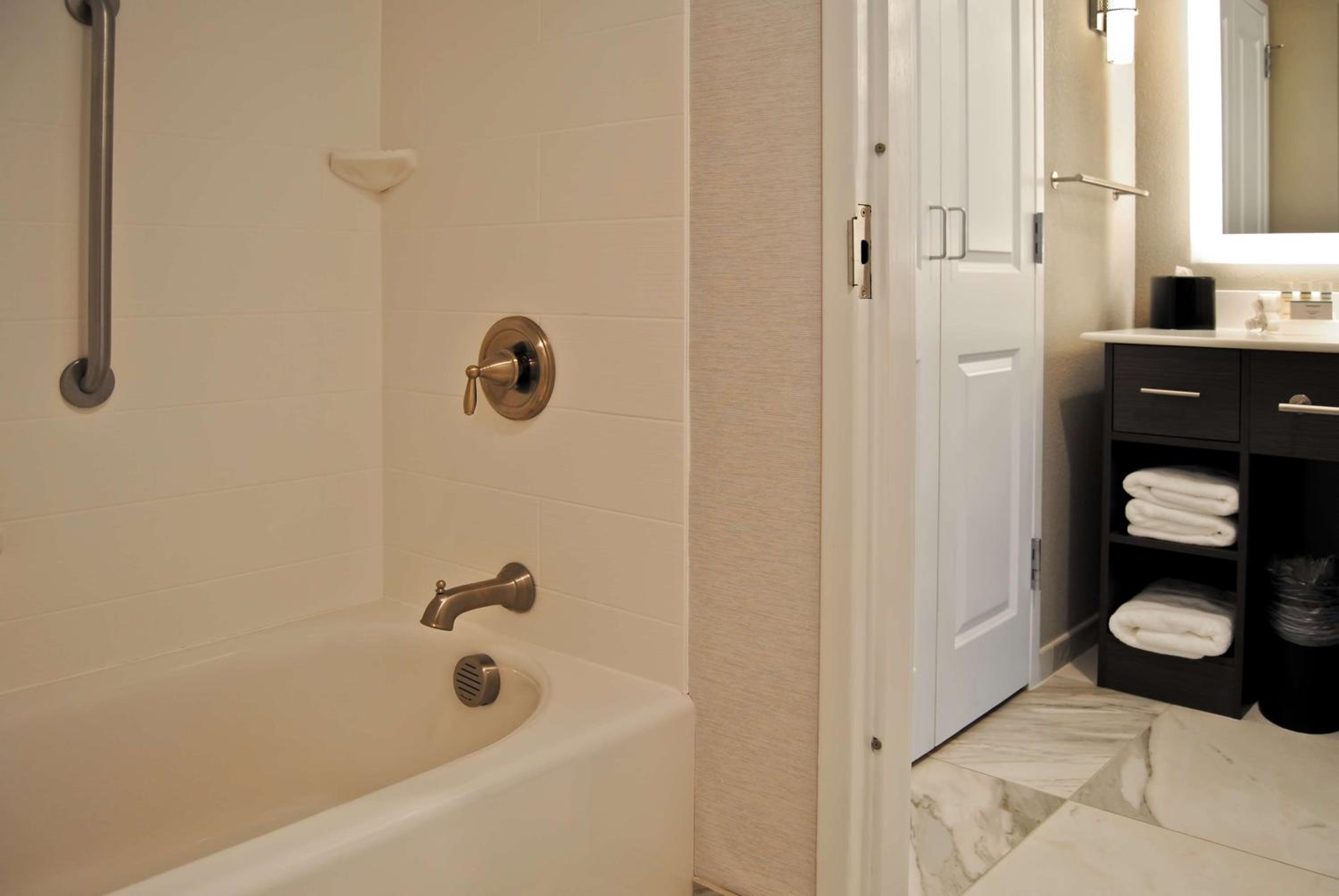 One-Bedroom Queen Suite with Two Queen Beds - Non-Smoking photo 2