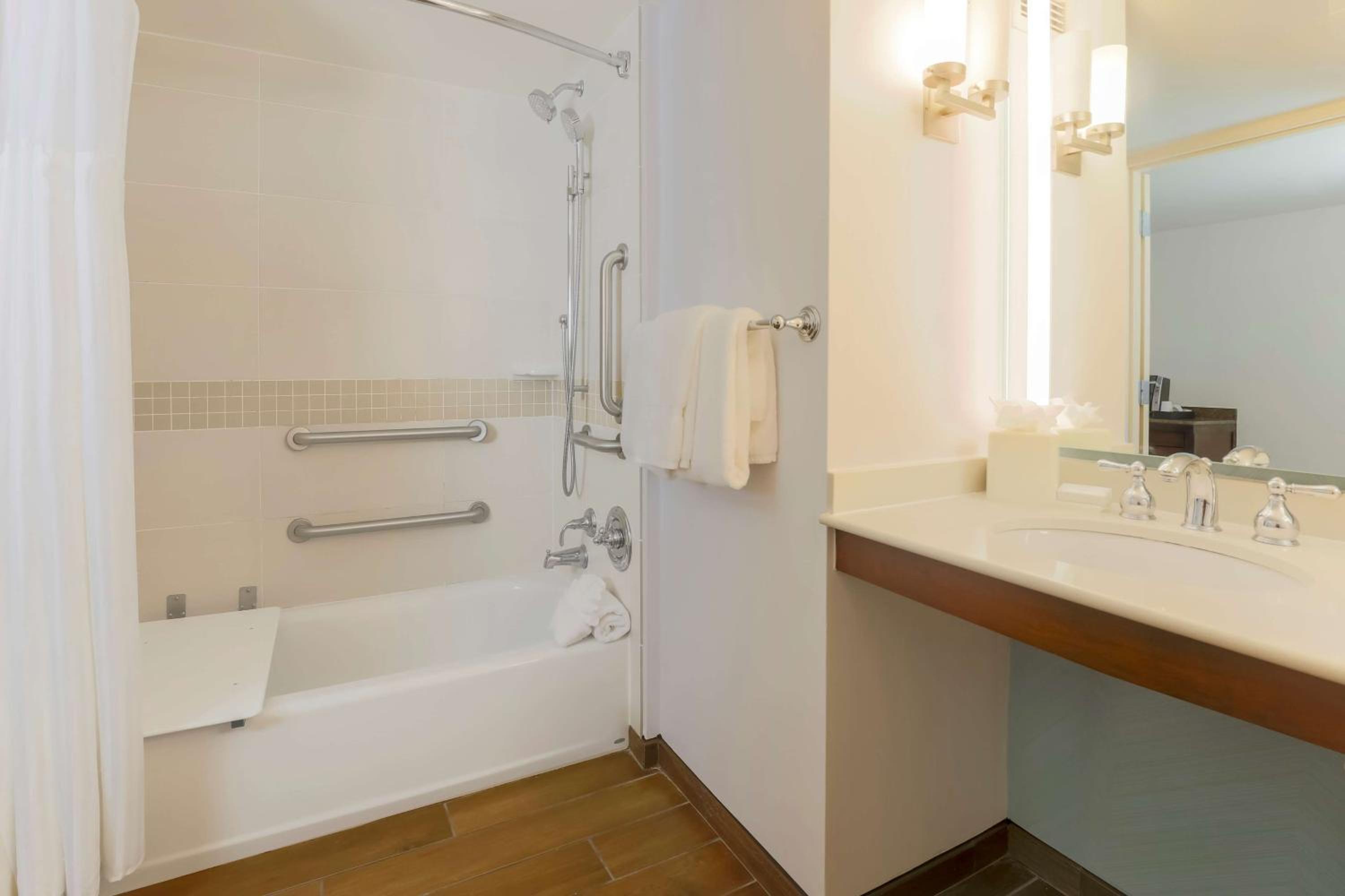 King Room with Tub - Mobility and Hearing Access - Photo 5